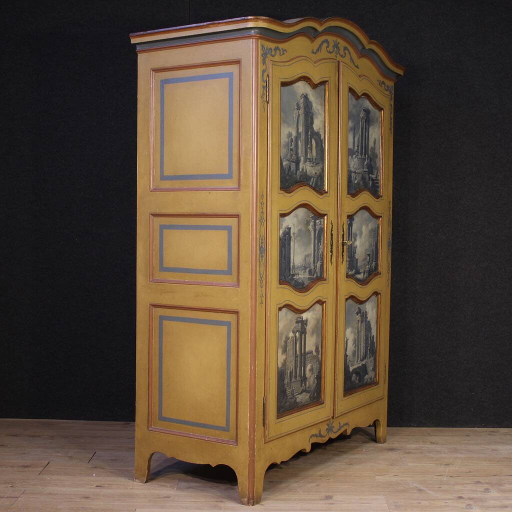 Petite armoire piémontaise laquée, dorée et peinte du 20e siècle.
