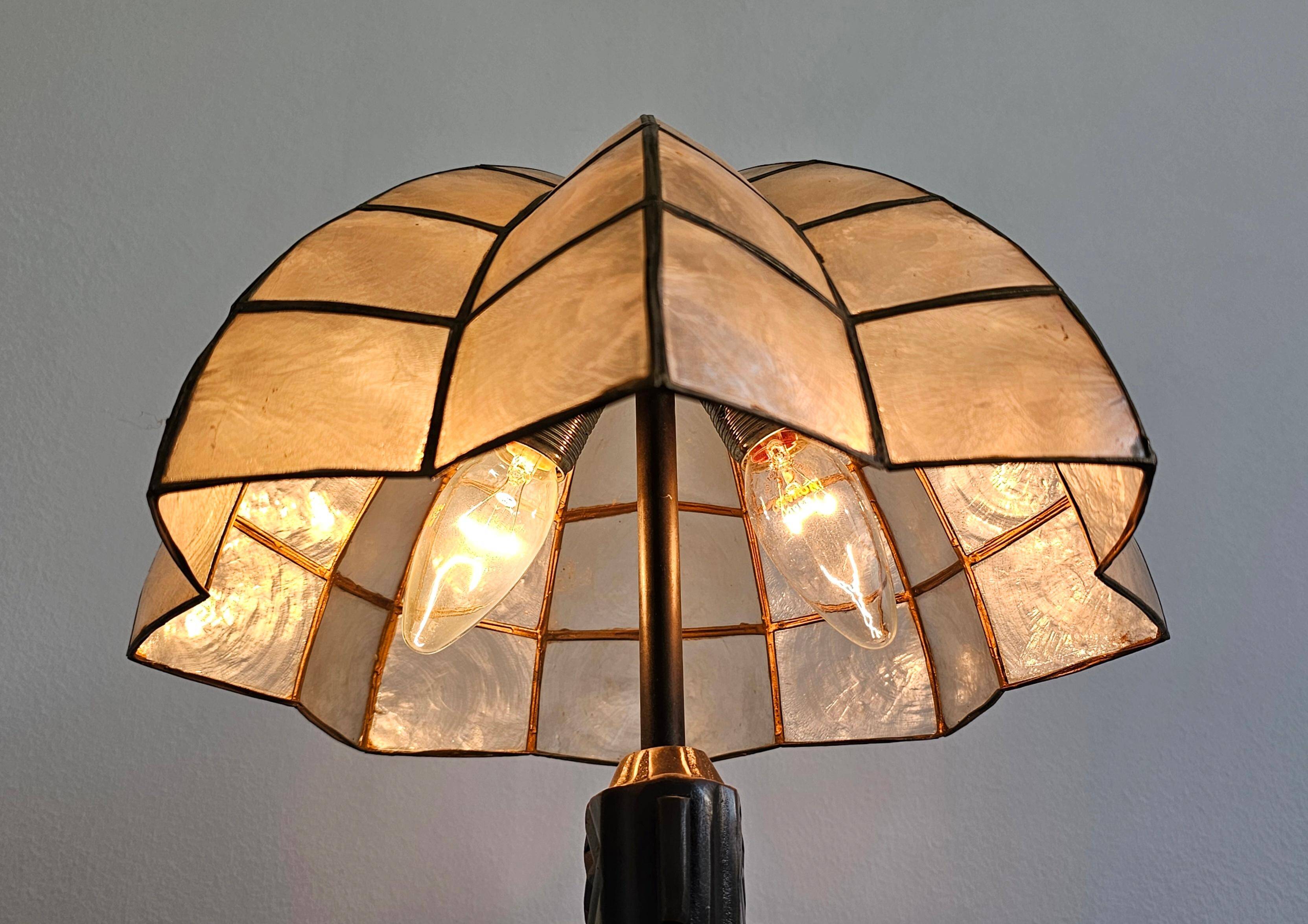 Lampe de table Art Déco tardive en bronze avec abat-jour coquille Capiz années 1950