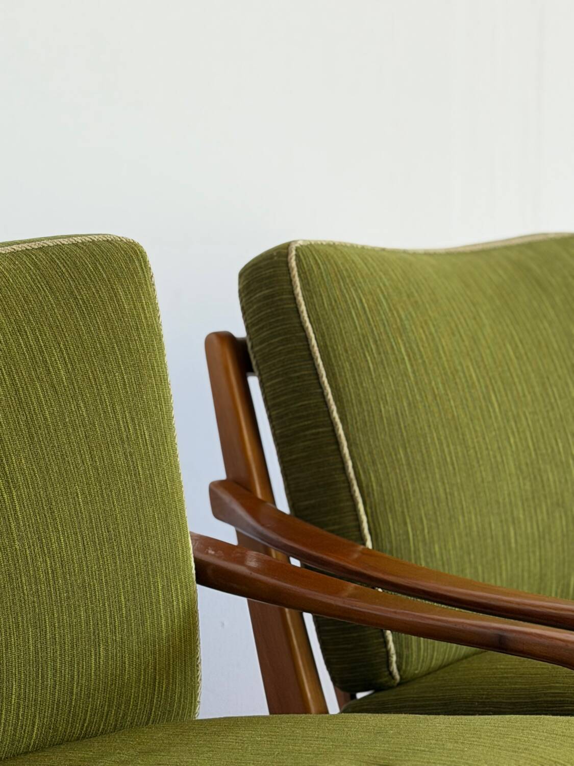 Paire de fauteuils vintage en bois et tissu