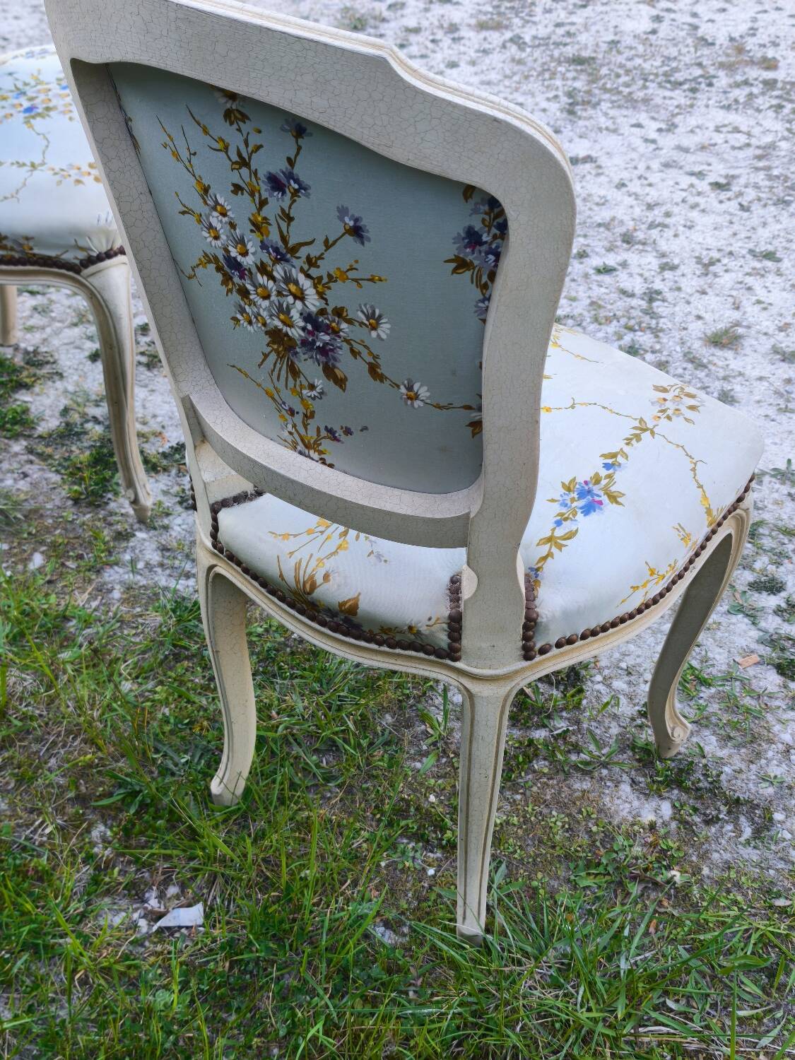 Paire de chaises cabriolet de style Louis XV patinées – tissu fleuri a