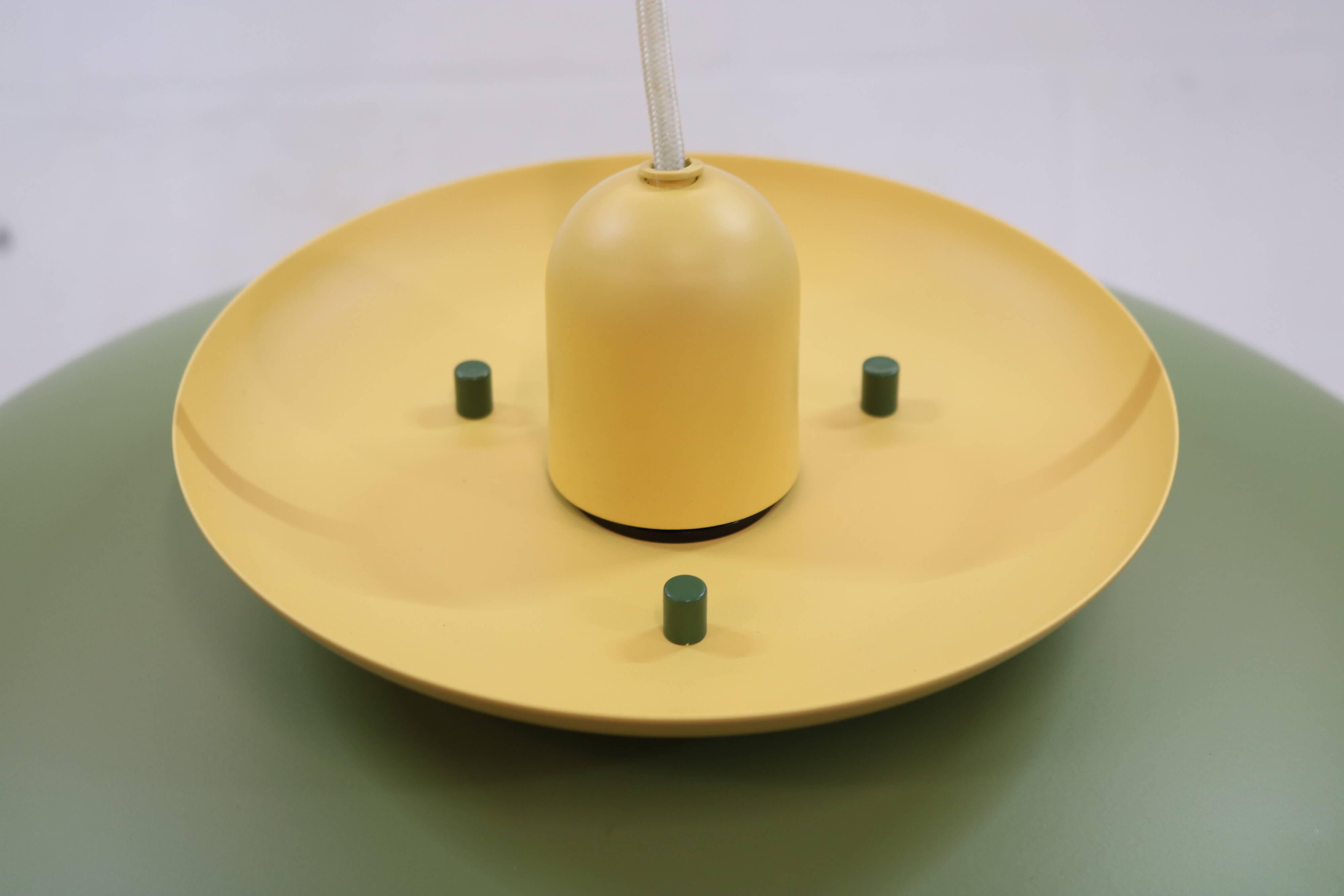 Lampe suspendue laquée verte vintage - Danemark 1980 -