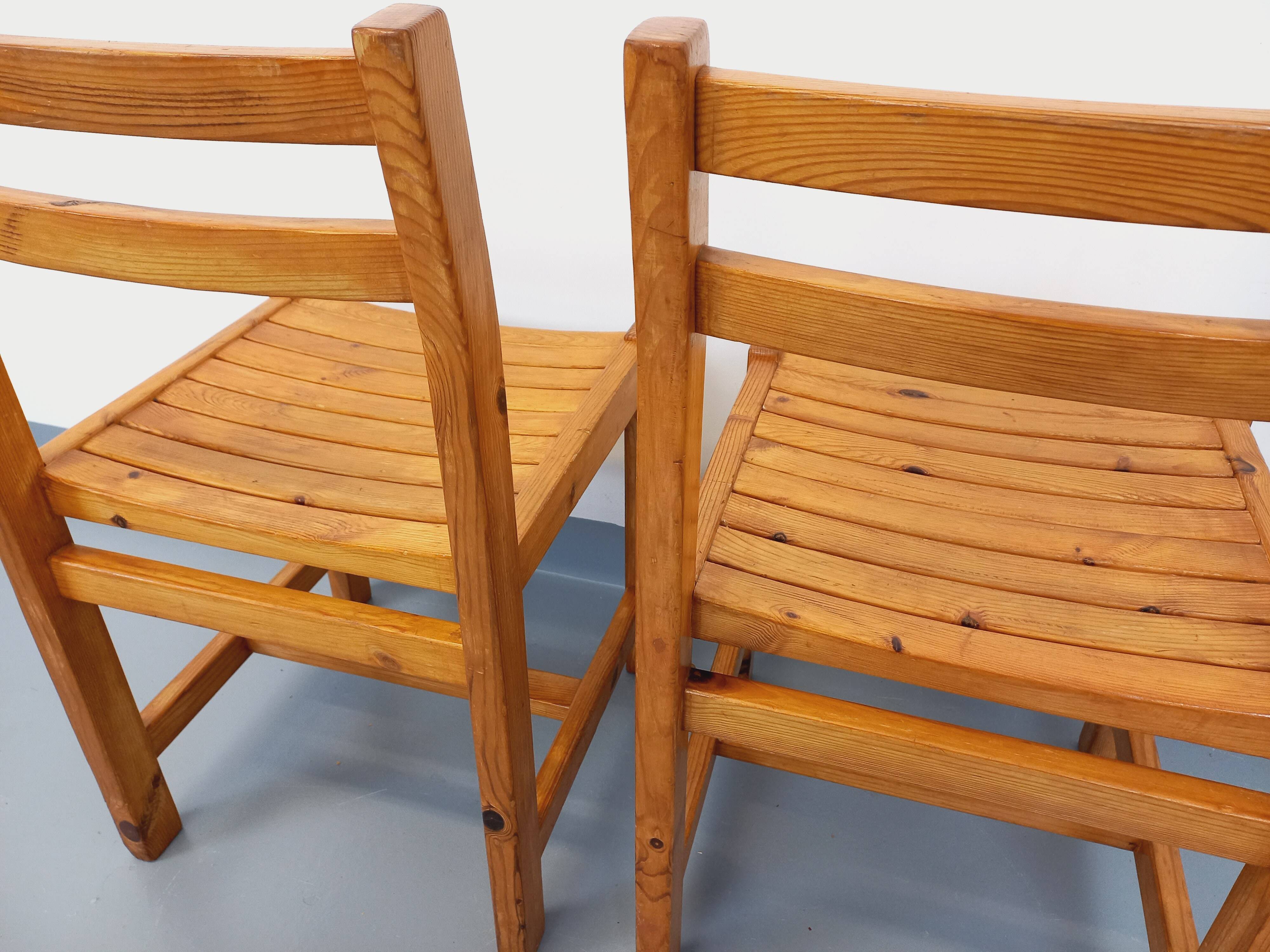 Pair of vintage pine chairs from the 70s