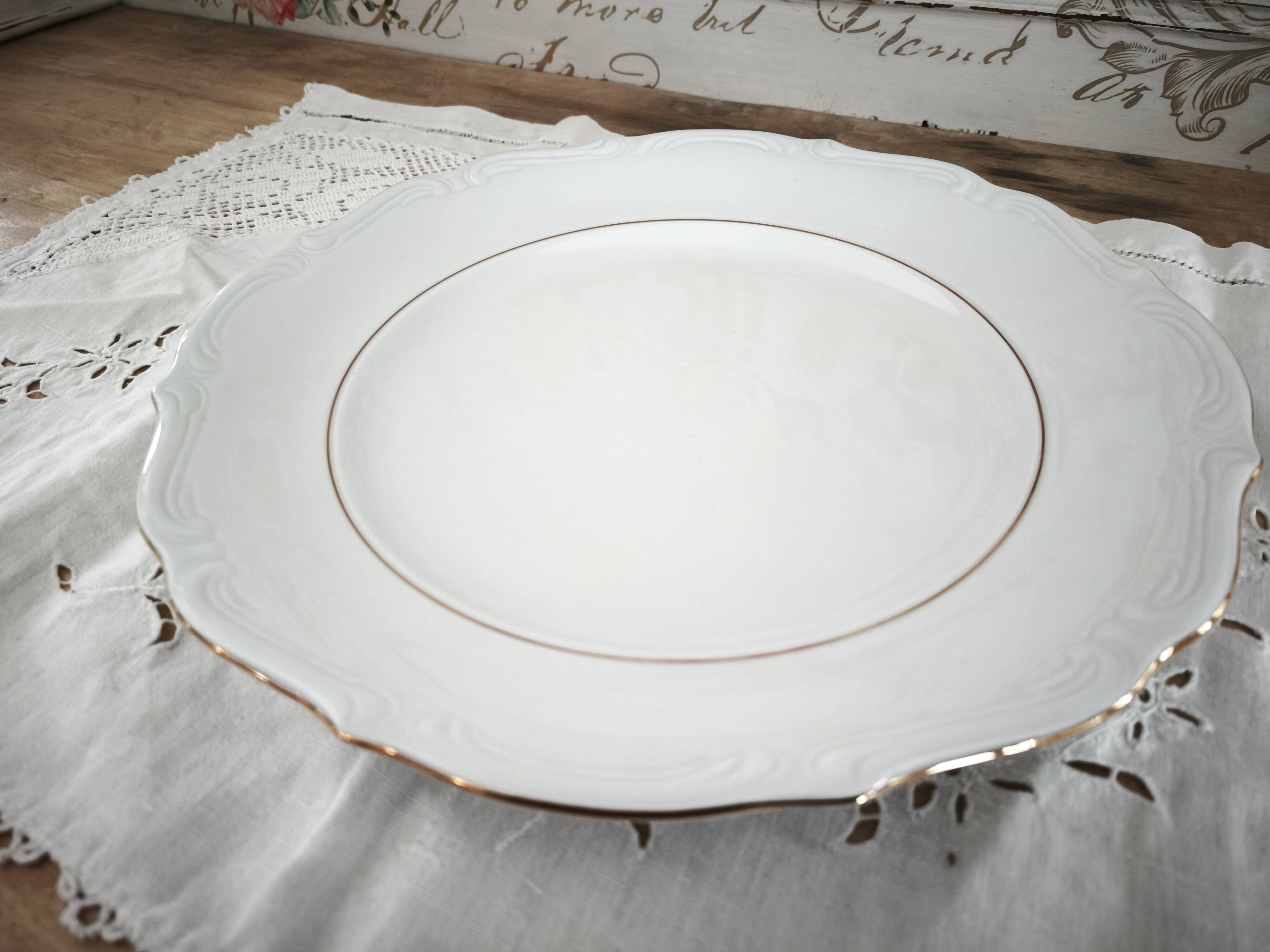 Round porcelain plate, double gold line manufacture, hand-painted.