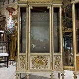 Paire de vitrines fin du xixe siècle en bois peint et doré de style louis xvi