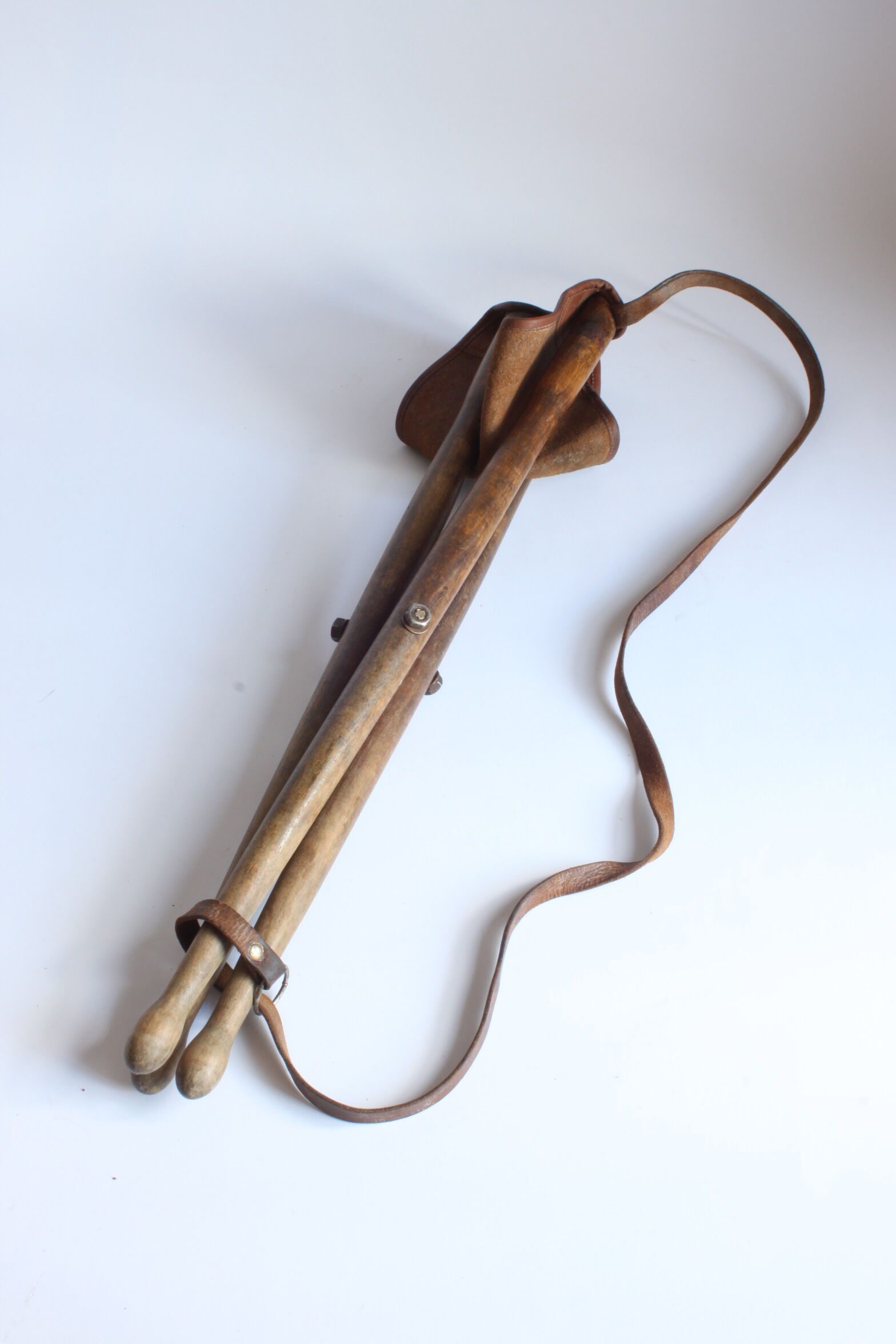 Tabouret de chasse en cuir trépied en bois pliable, France années 1960.