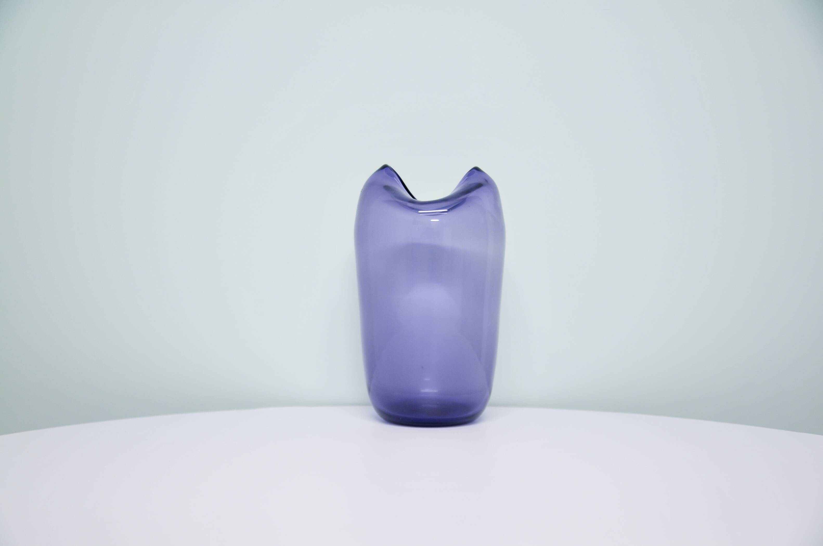 vase en verre soufflé à la bouche violet vintage