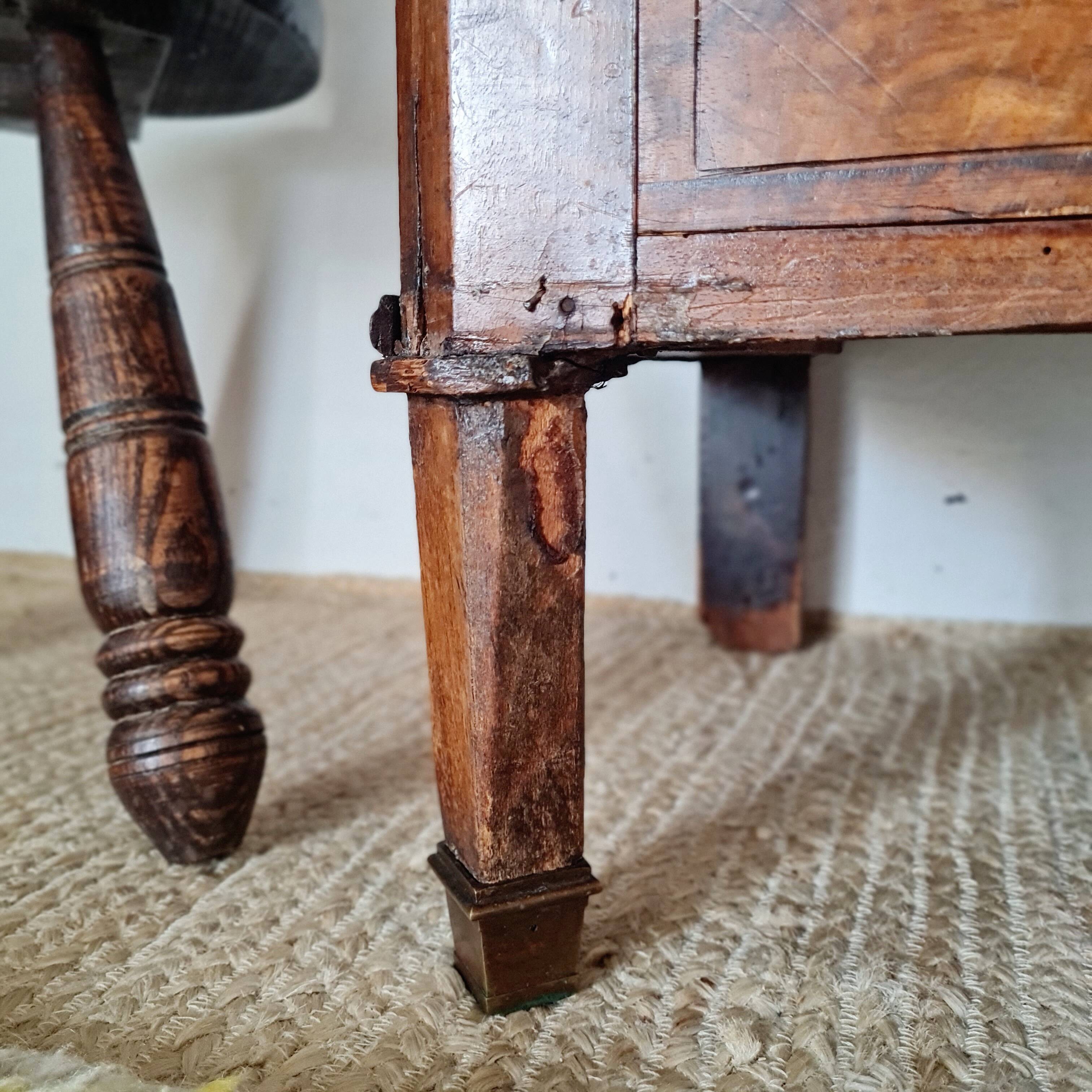 Commode ancienne style Louis XV en ronce de noyer – 4 tiroirs