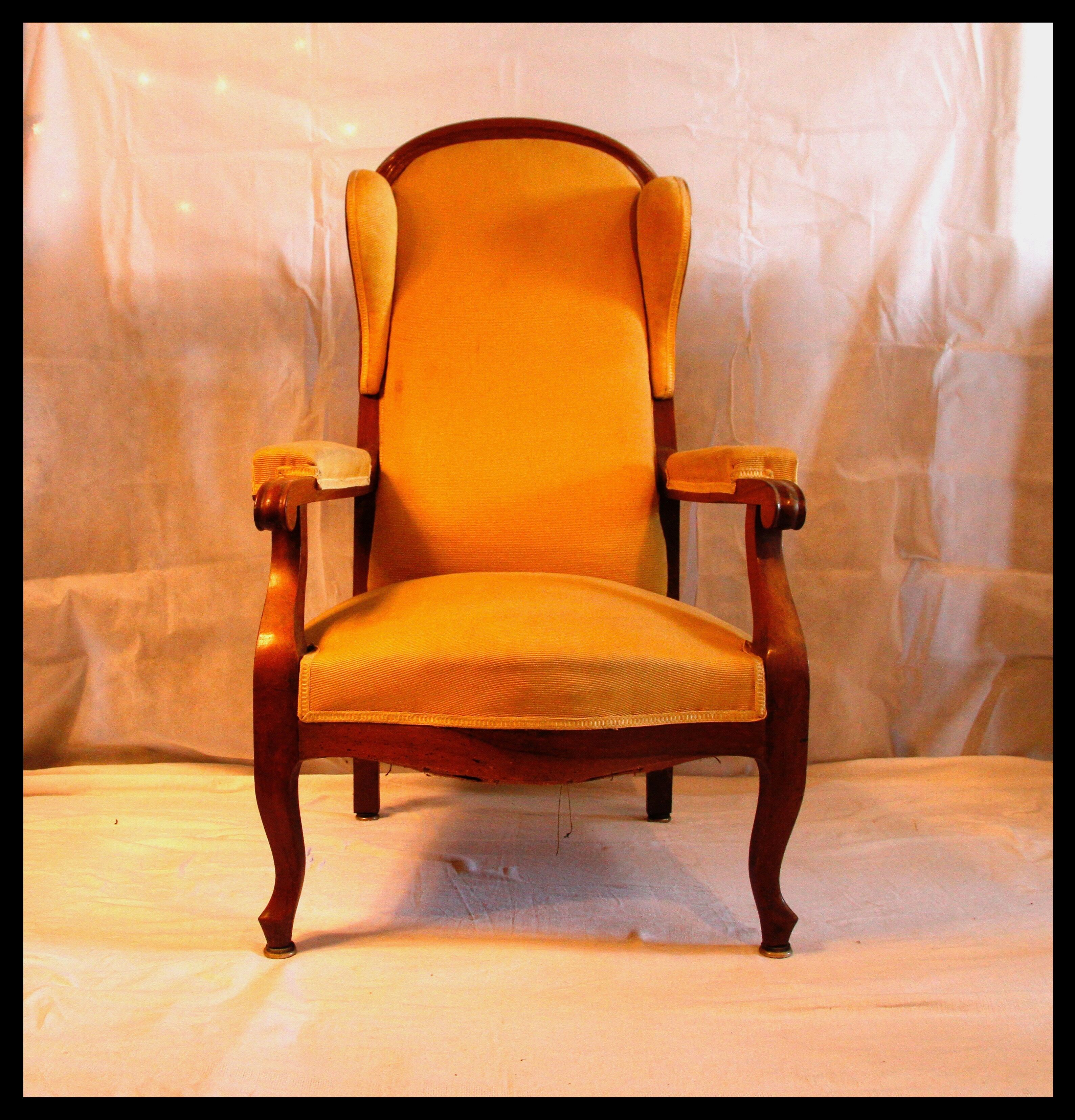 Fauteuil voltaire à oreilles, tissu jaune, XXe siècle