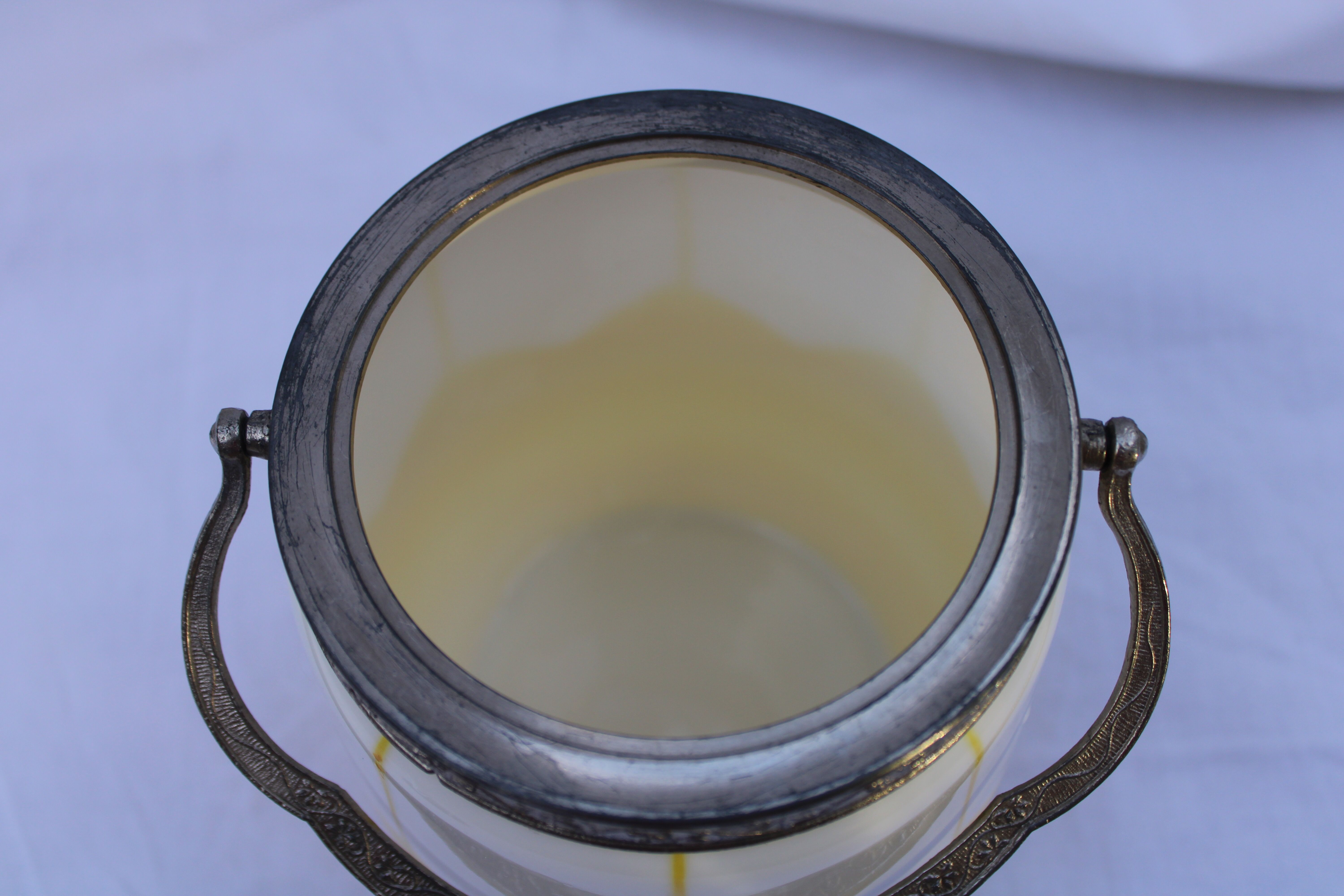 Ancien seau à glace opaline blanche et jaune