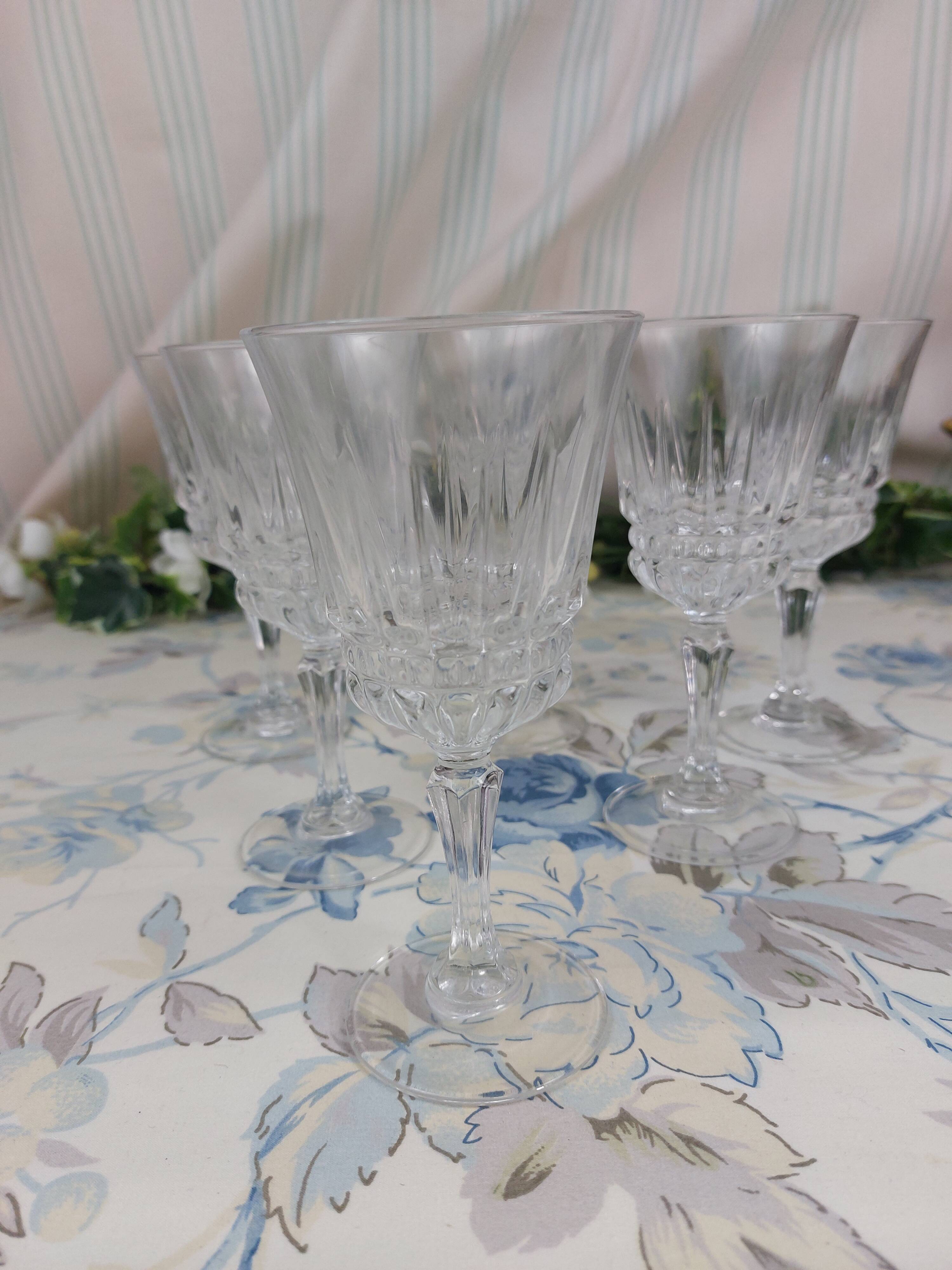 Set of 6 luminarc wine glasses