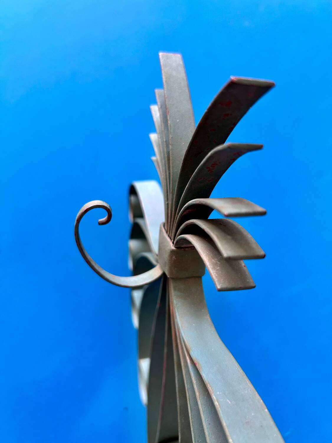 Metal wall hook and its hook