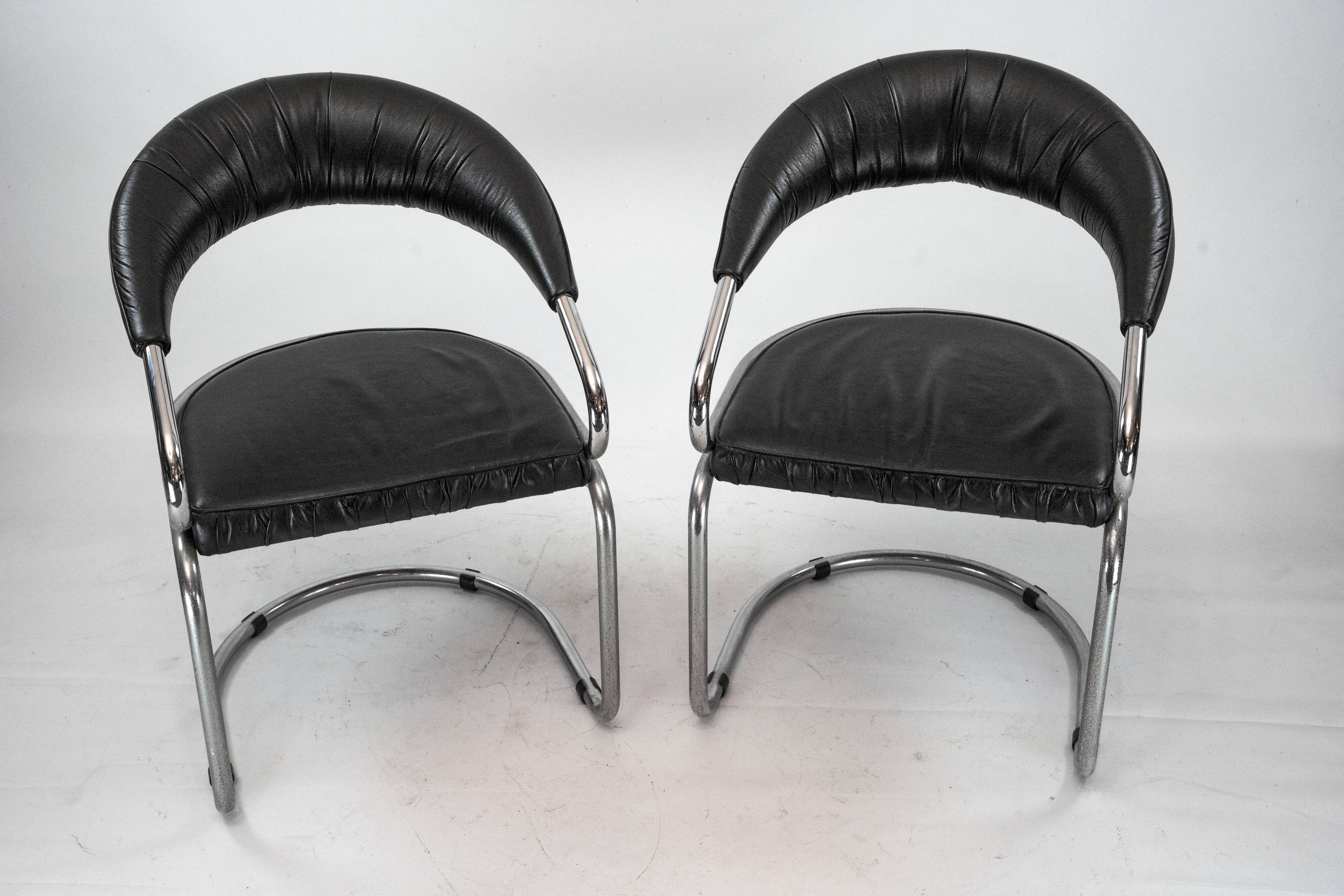 Paire de chaises en chrome et simili cuir par Giotto Stoppino. Italie années 1970.