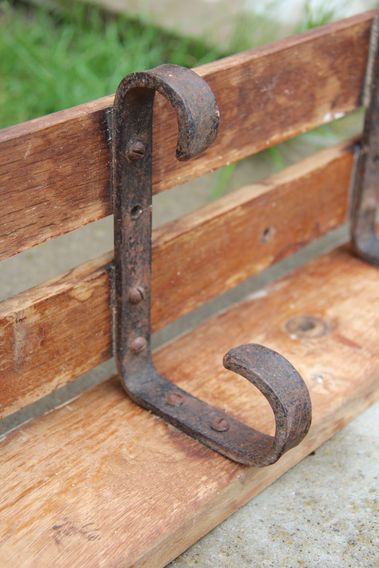Old workshop coat hanger at 4 patères