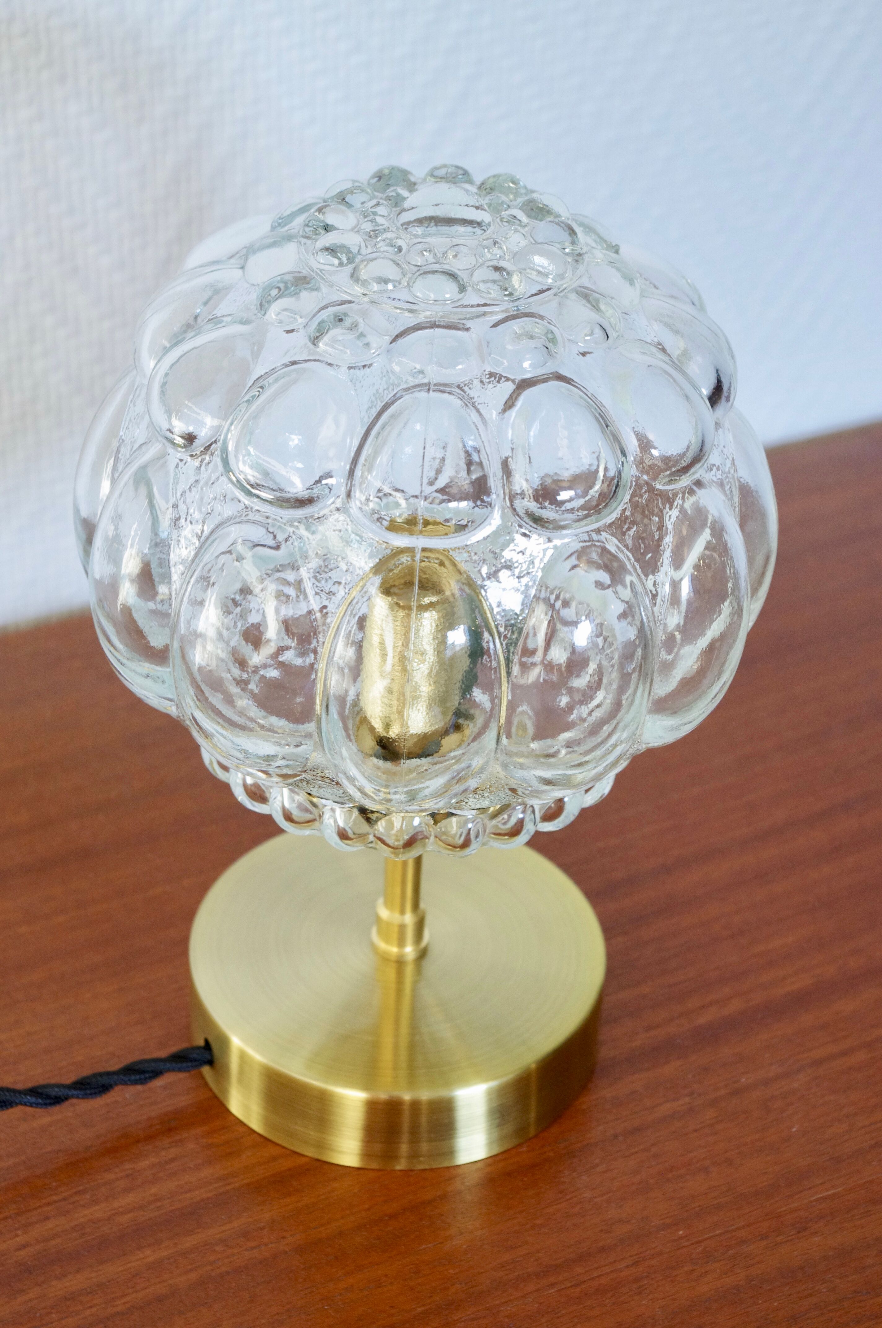 Bubbled glass lamp