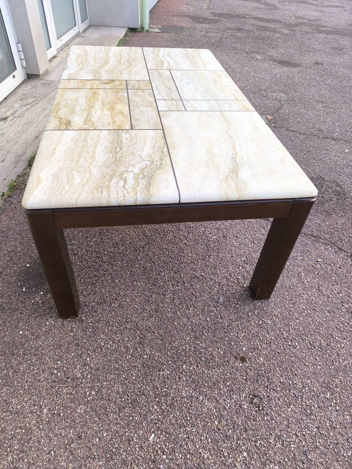 Table basse en bois et travertin 1970 1980