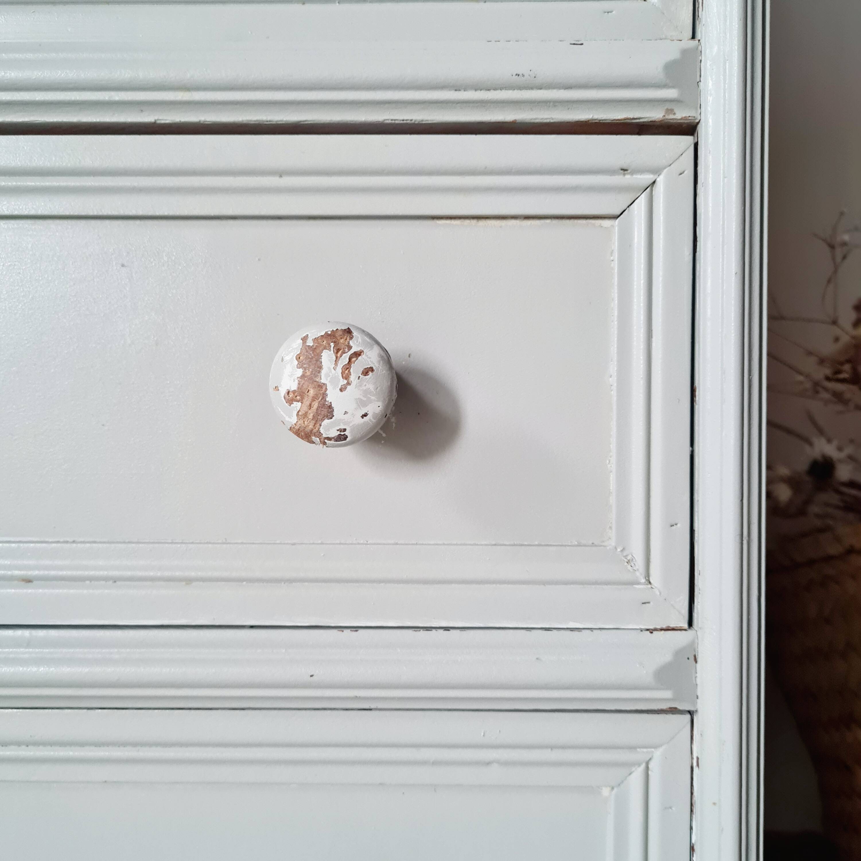 Antique chest of drawers with 4 drawers – Patinated pearl grey & ball feet