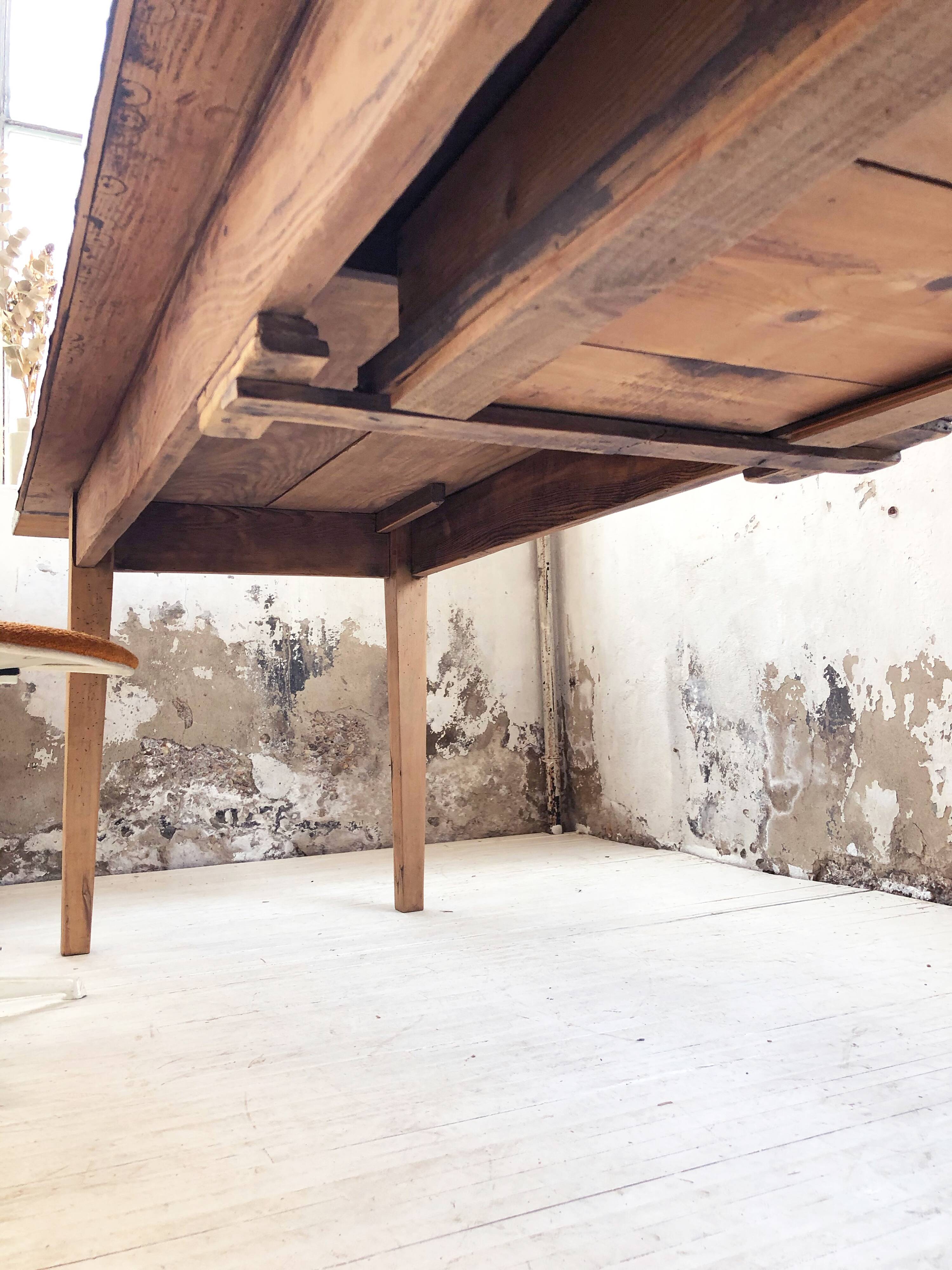 Old farm table with 225 cm extension cords