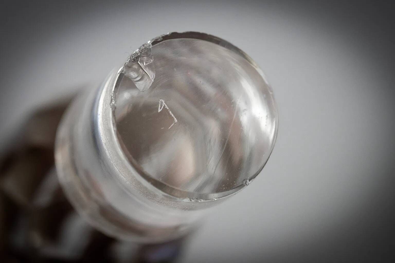 Flacon Baccarat modèle Nancy, cristal taillé et liseré doré, avant 1936