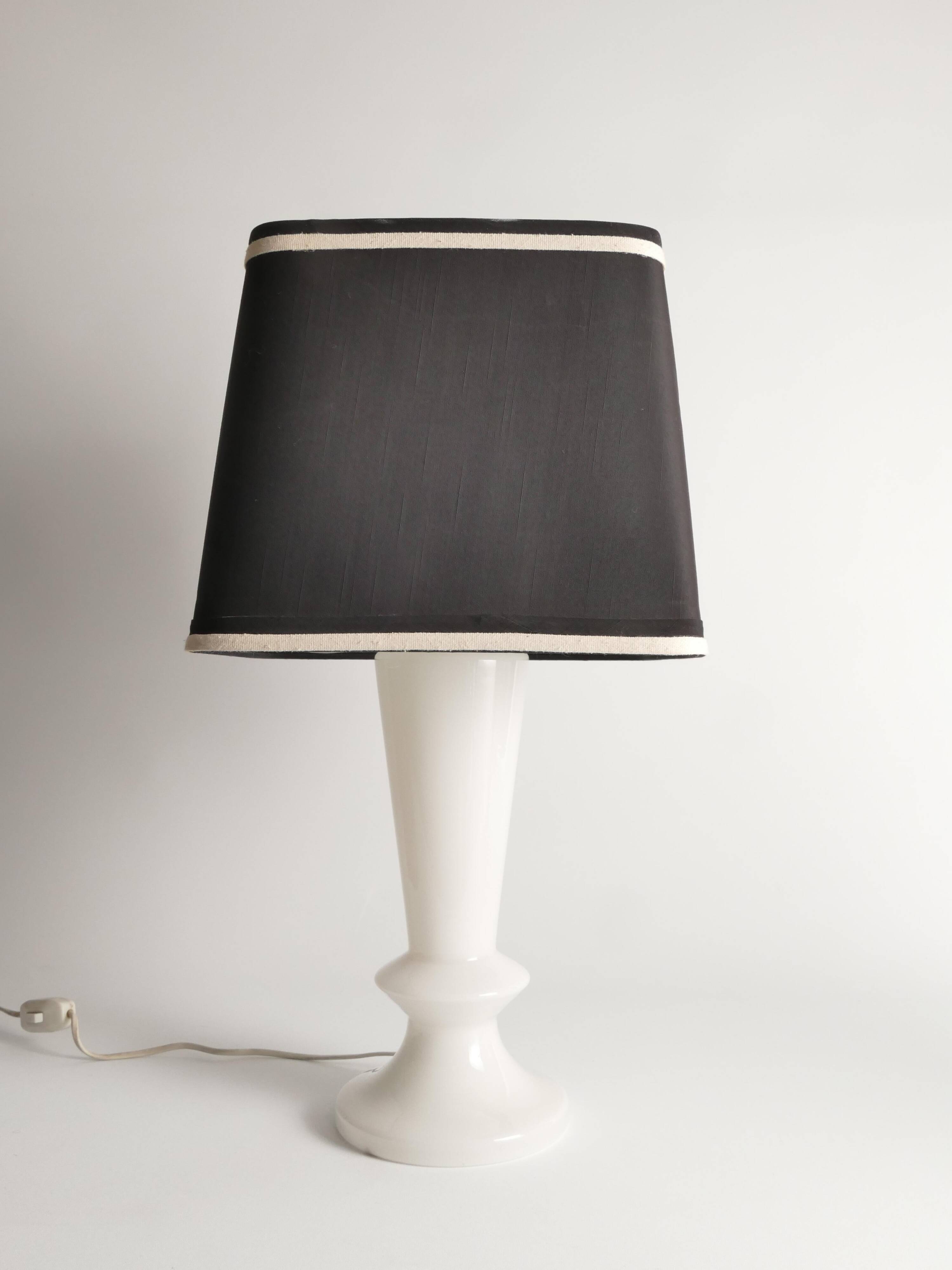 Paire de lampes de table en verre opalin de style mid-century moderne, Suède, ensemble de 2