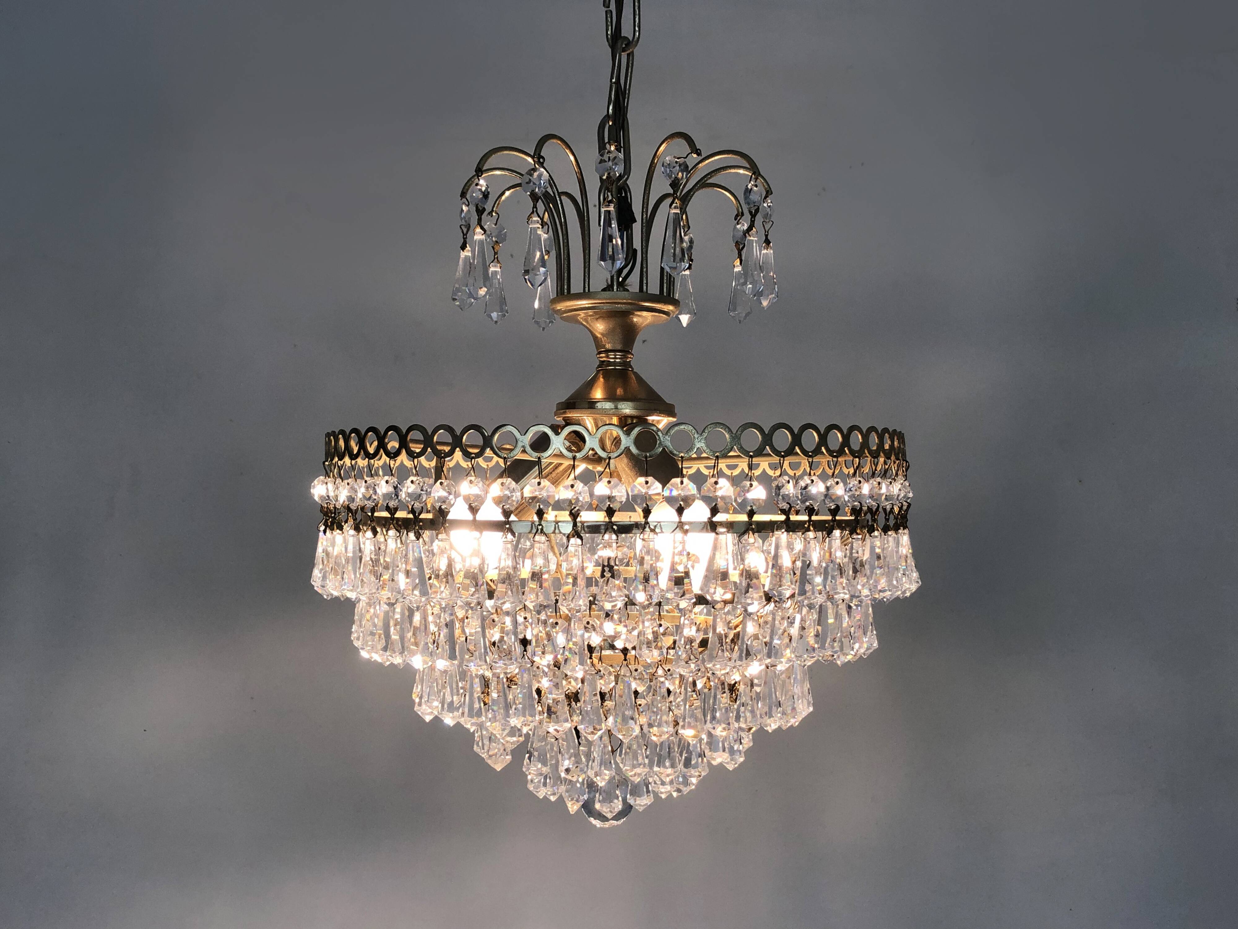 Chandeliers, brass crown ceiling lamp, 5 floors, 3 lights, glass tassels. Year 80 90