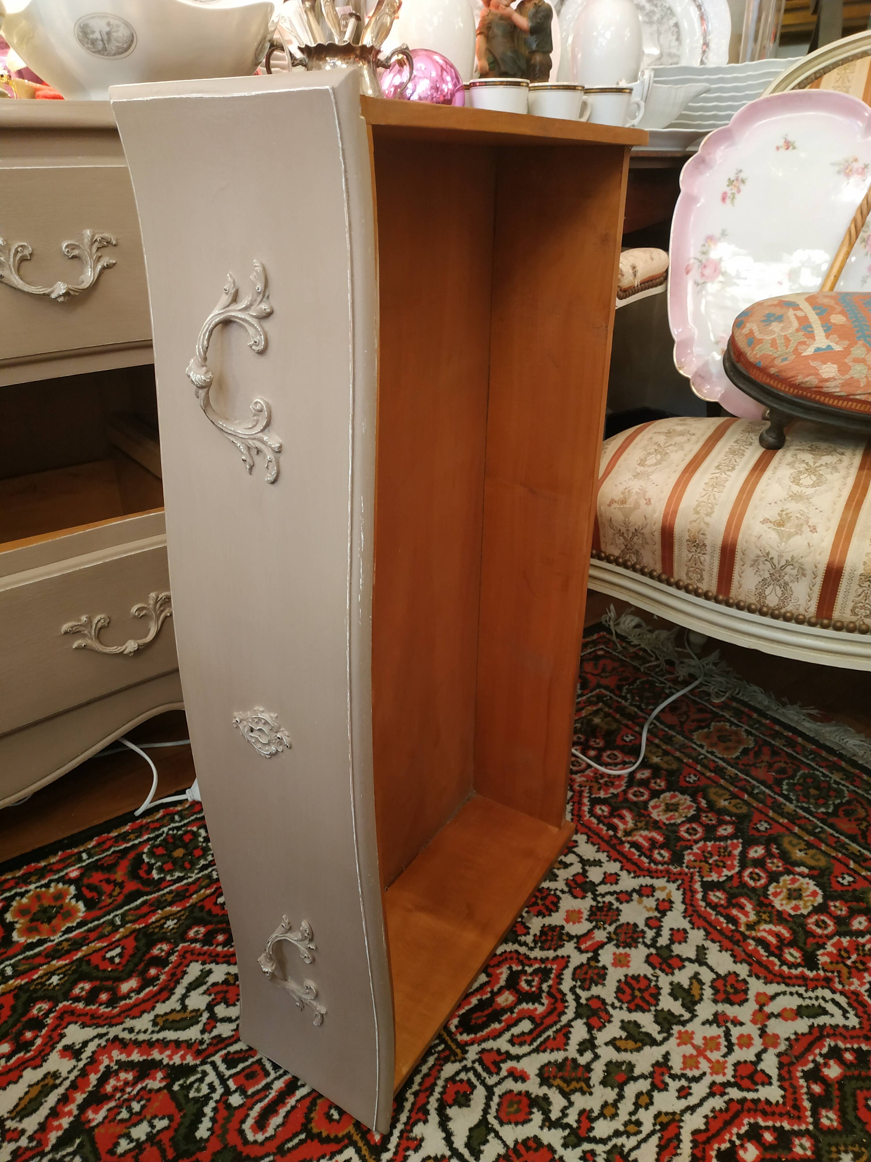 Commodity Louis XV-style