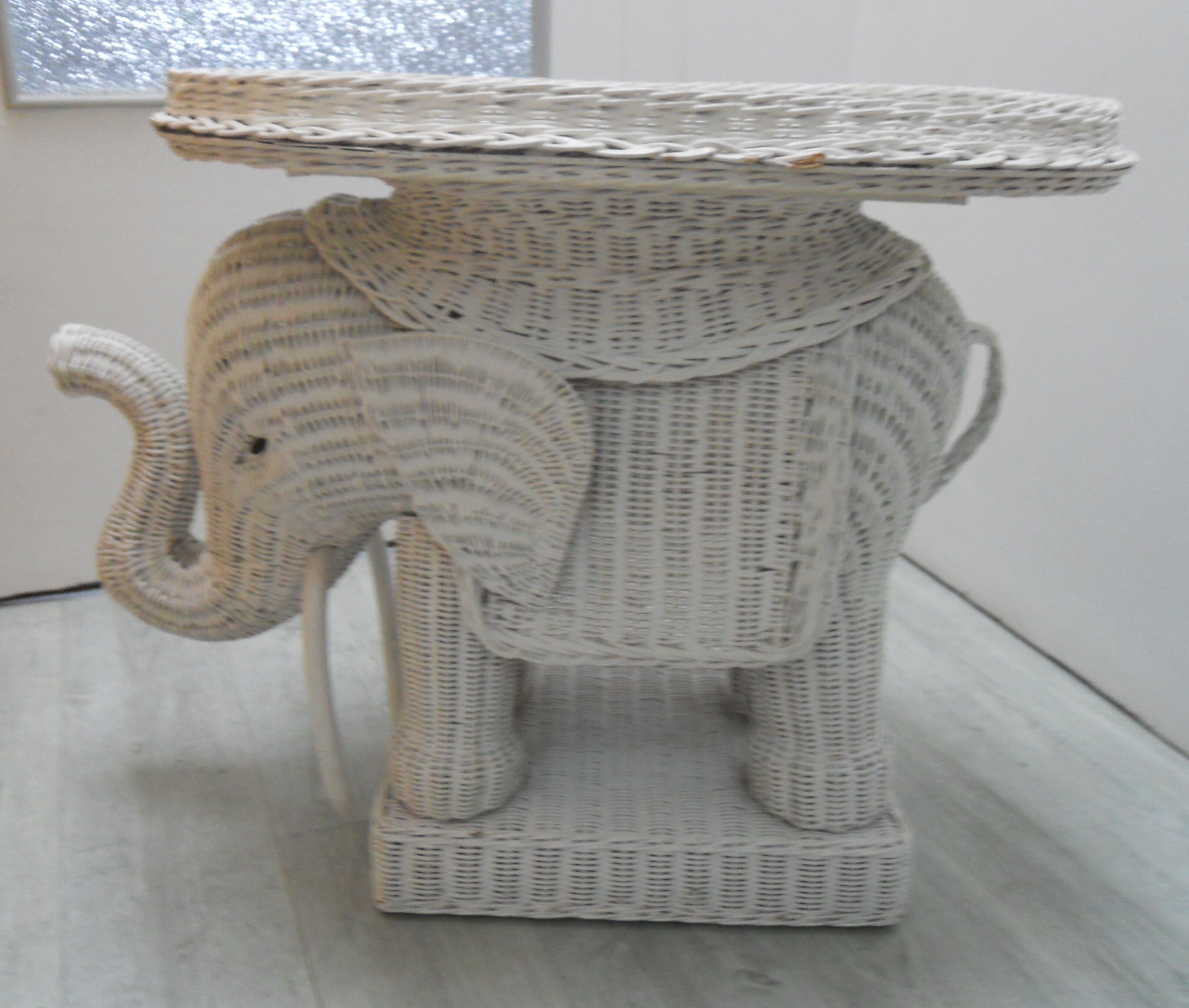 Rattan side table elephant