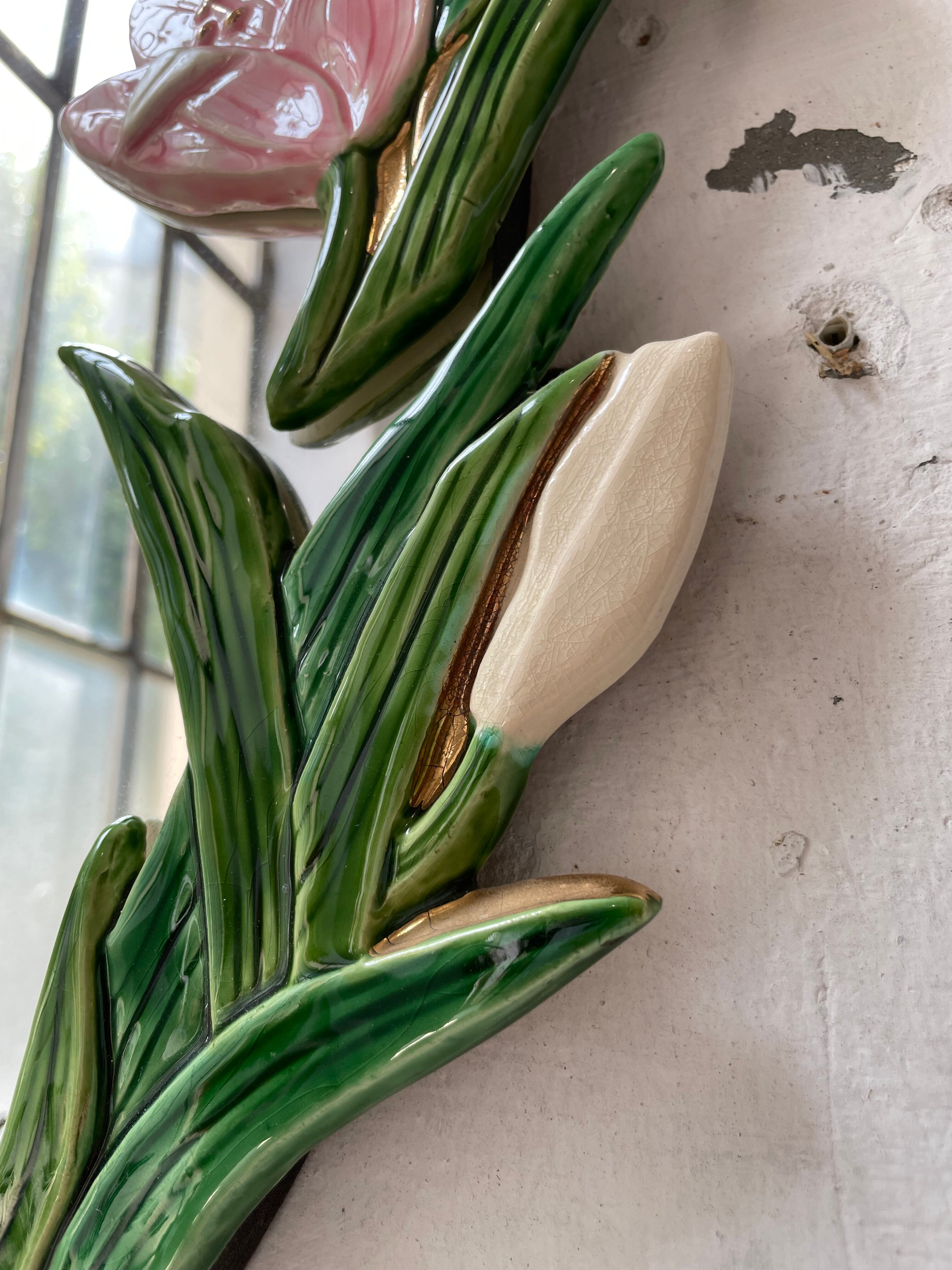 Oval ceramic mirror with flowers