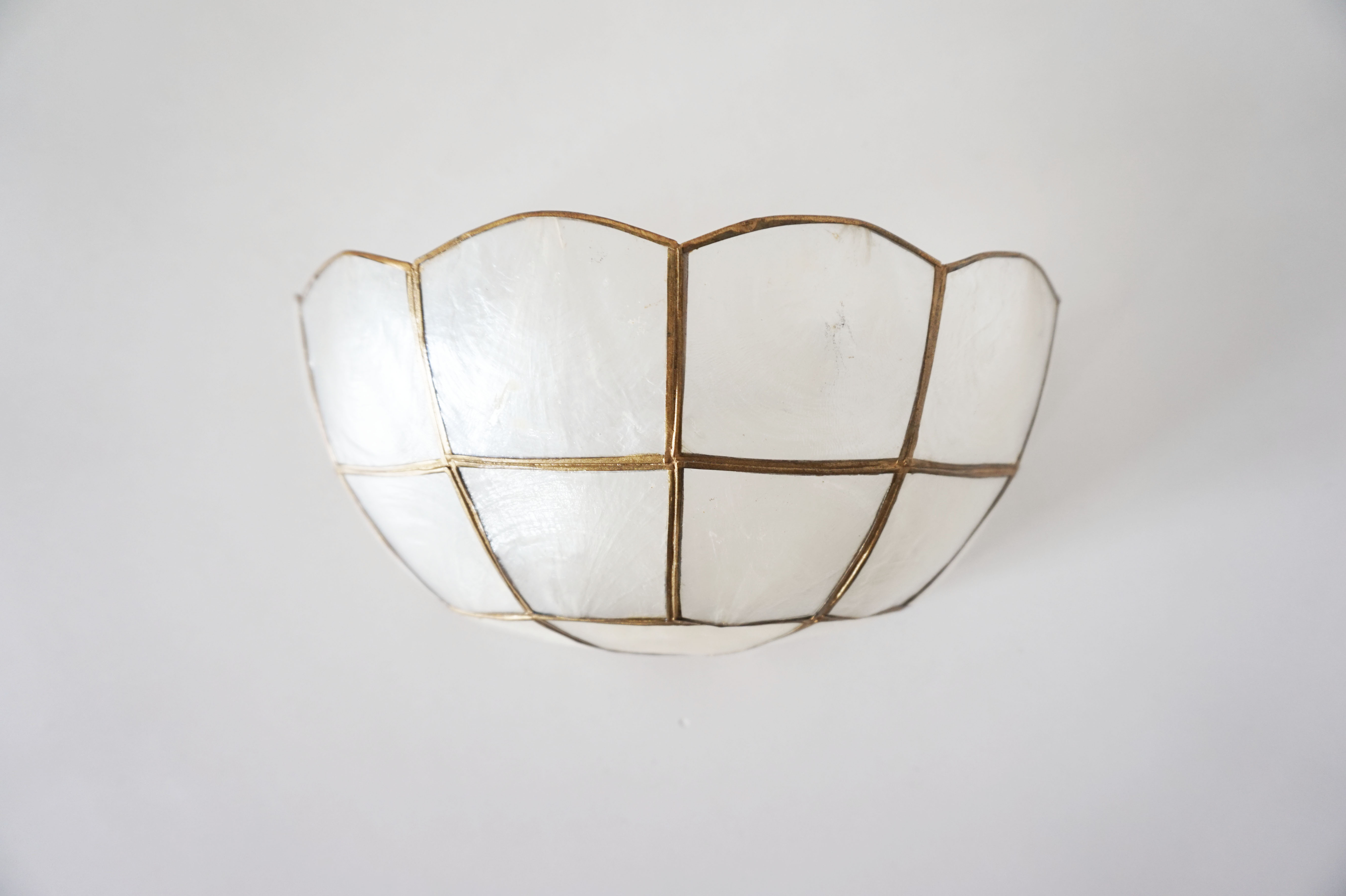 Mother-of-pearl shell shape wall lamp
