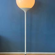 Lampadaire vintage blanc style Guzzini Space Age Mid-Century
