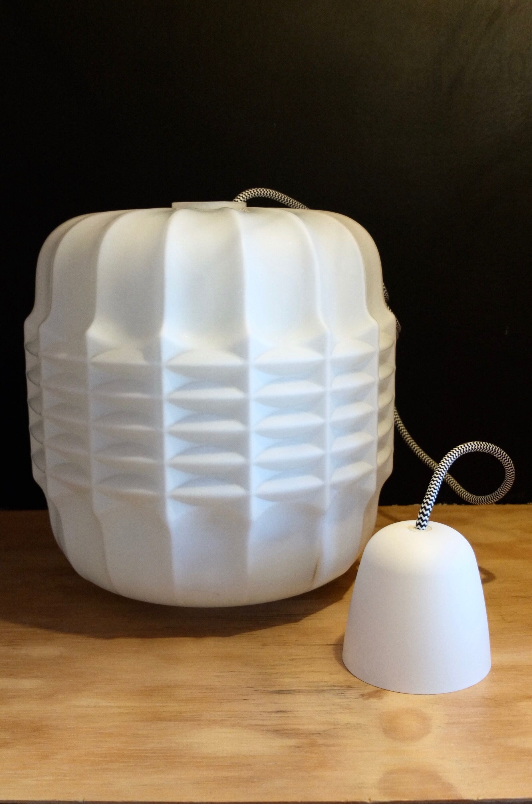 Suspension tchécoslovaque des années 60 opaline