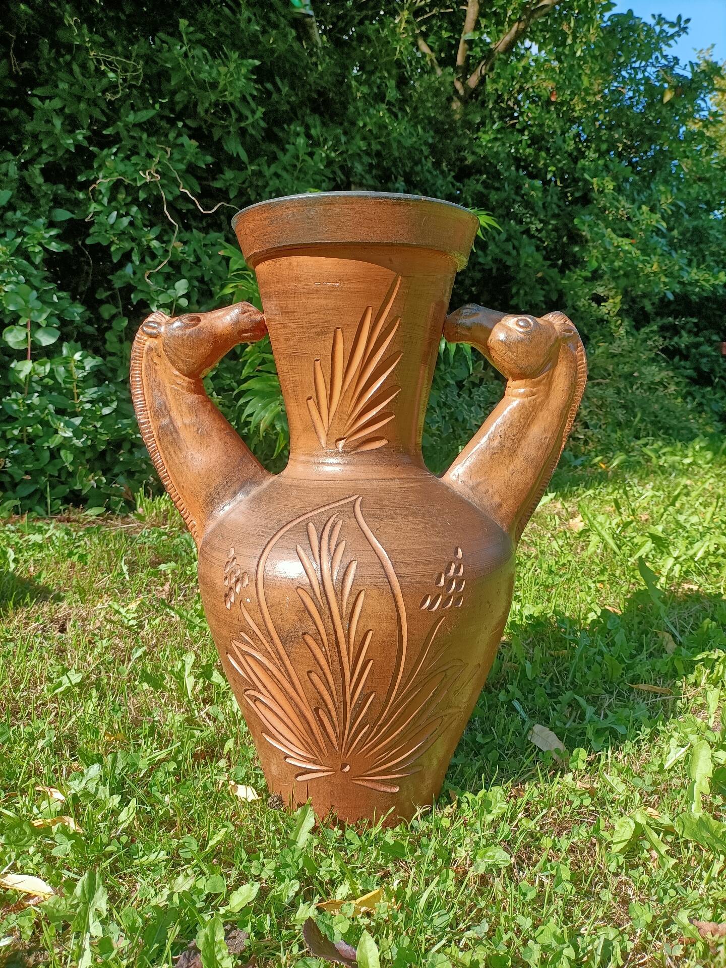 Large vase/jar Horses