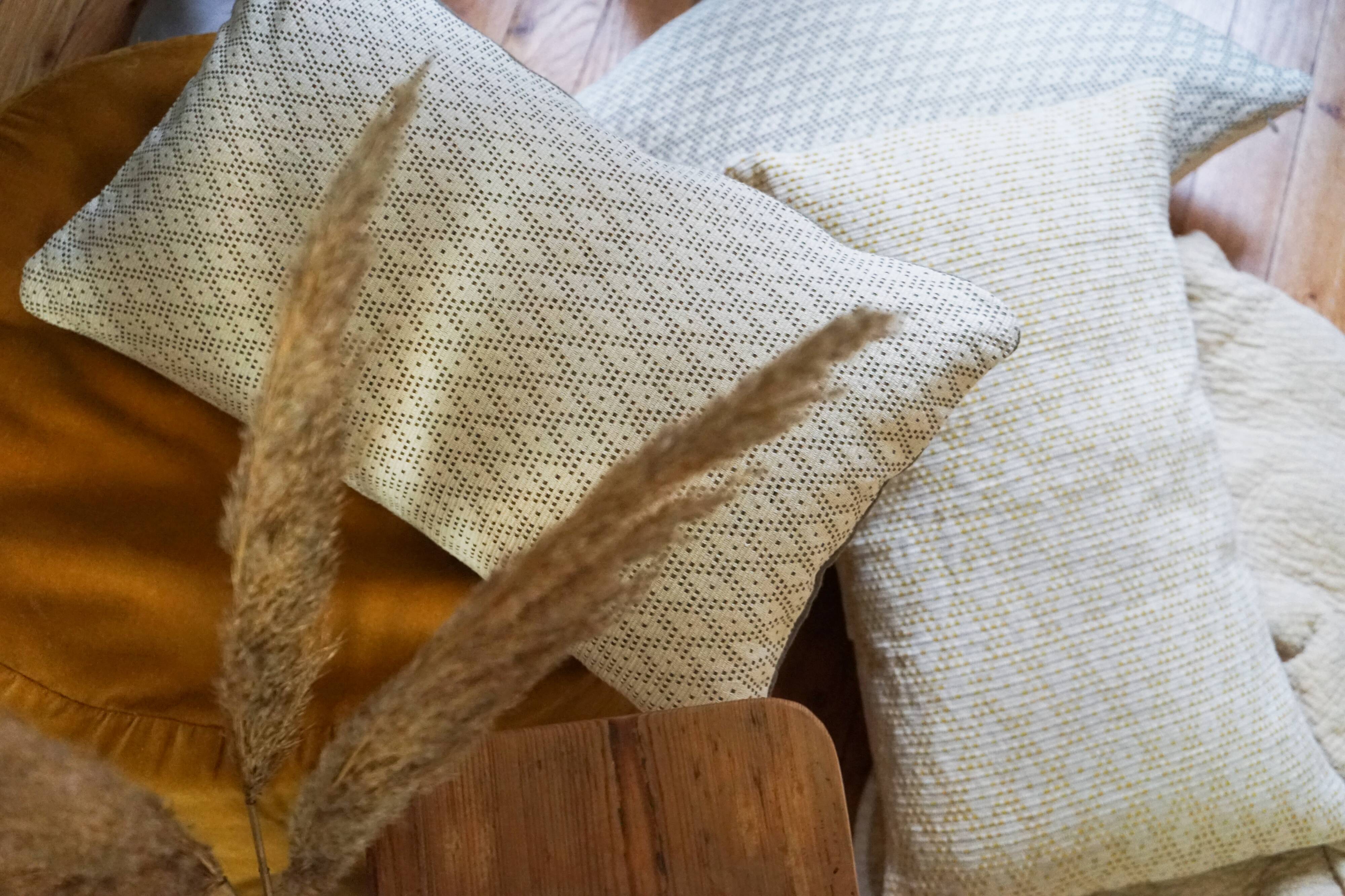 Cushion Balu Chauung white and olive 30x50cm