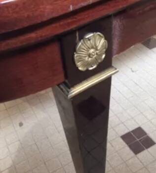 Oval dining room table