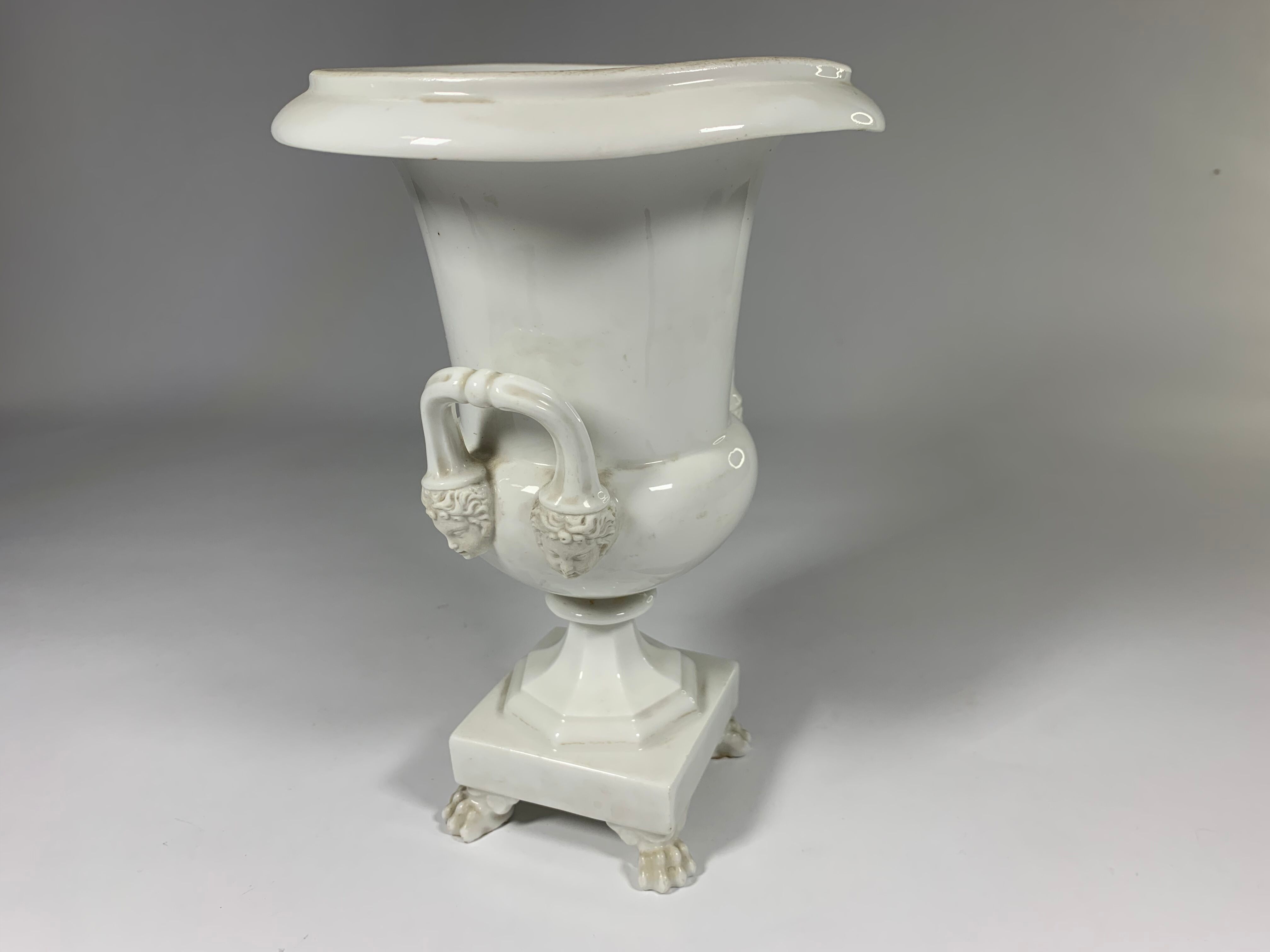 Vase de style Médicis en porcelaine de Paris blanche de la fin 19ème siècle