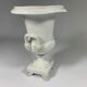 Vase de style Médicis en porcelaine de Paris blanche de la fin 19ème siècle