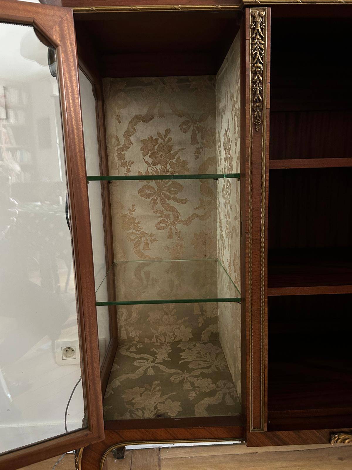 Vitrine Napoléon III marquetée, marbre et bronzes – XIXᵉ siècle