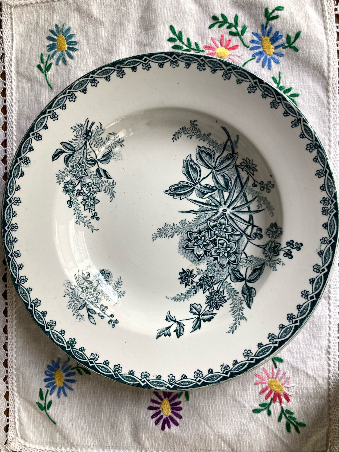 Assiette ancienne terre de fer