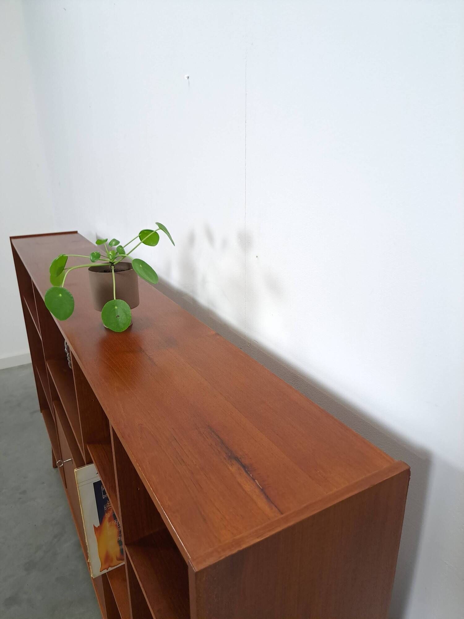 Deens teak brede LP kast met planken, lades en bar met spiegel