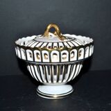 Bonbonnière en faïence ajourée de Malicorne à Bourg-Joly signée Emile Tessier