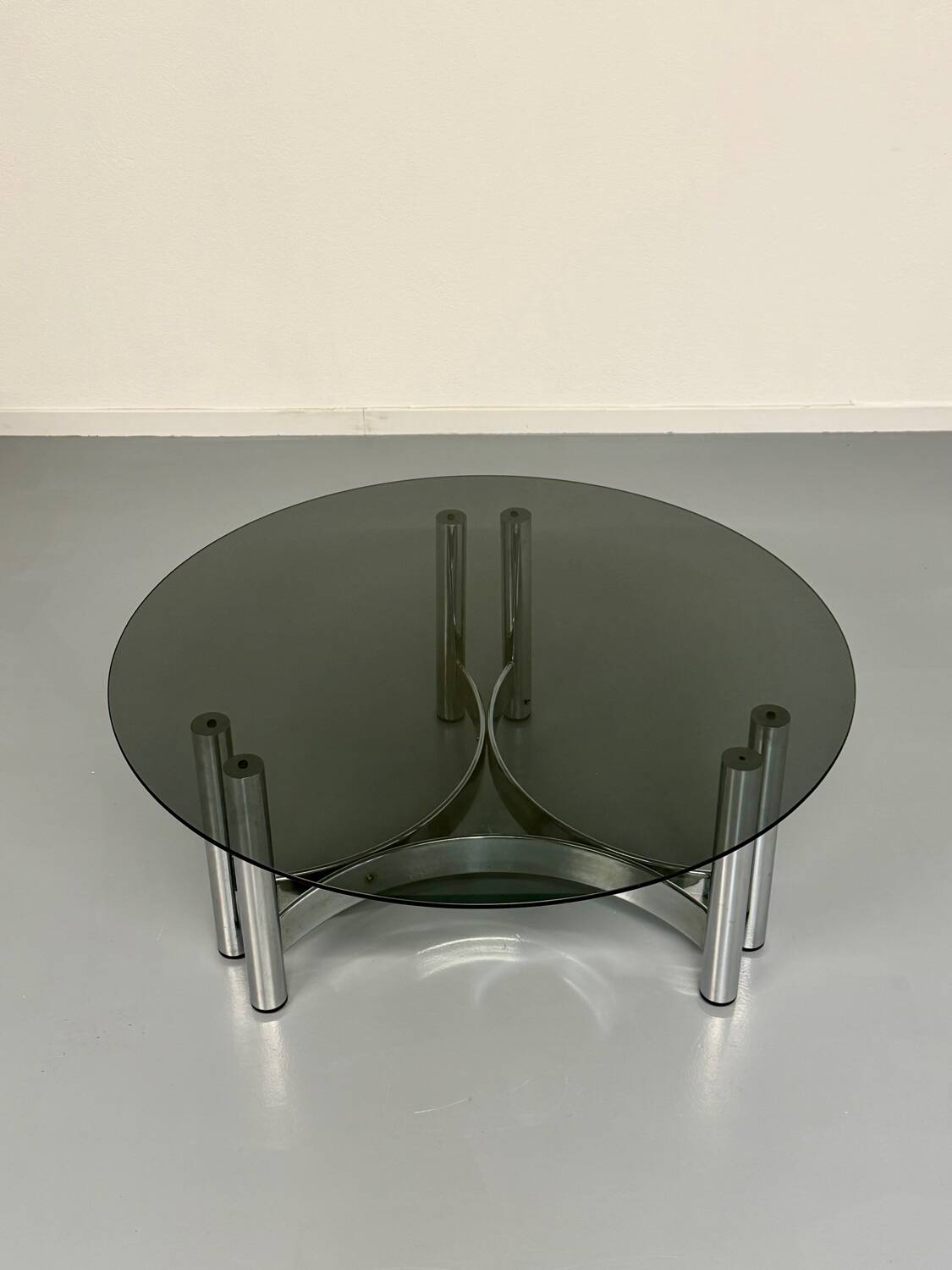 Round coffee table in smoked glass and chrome steel, 1970s design.