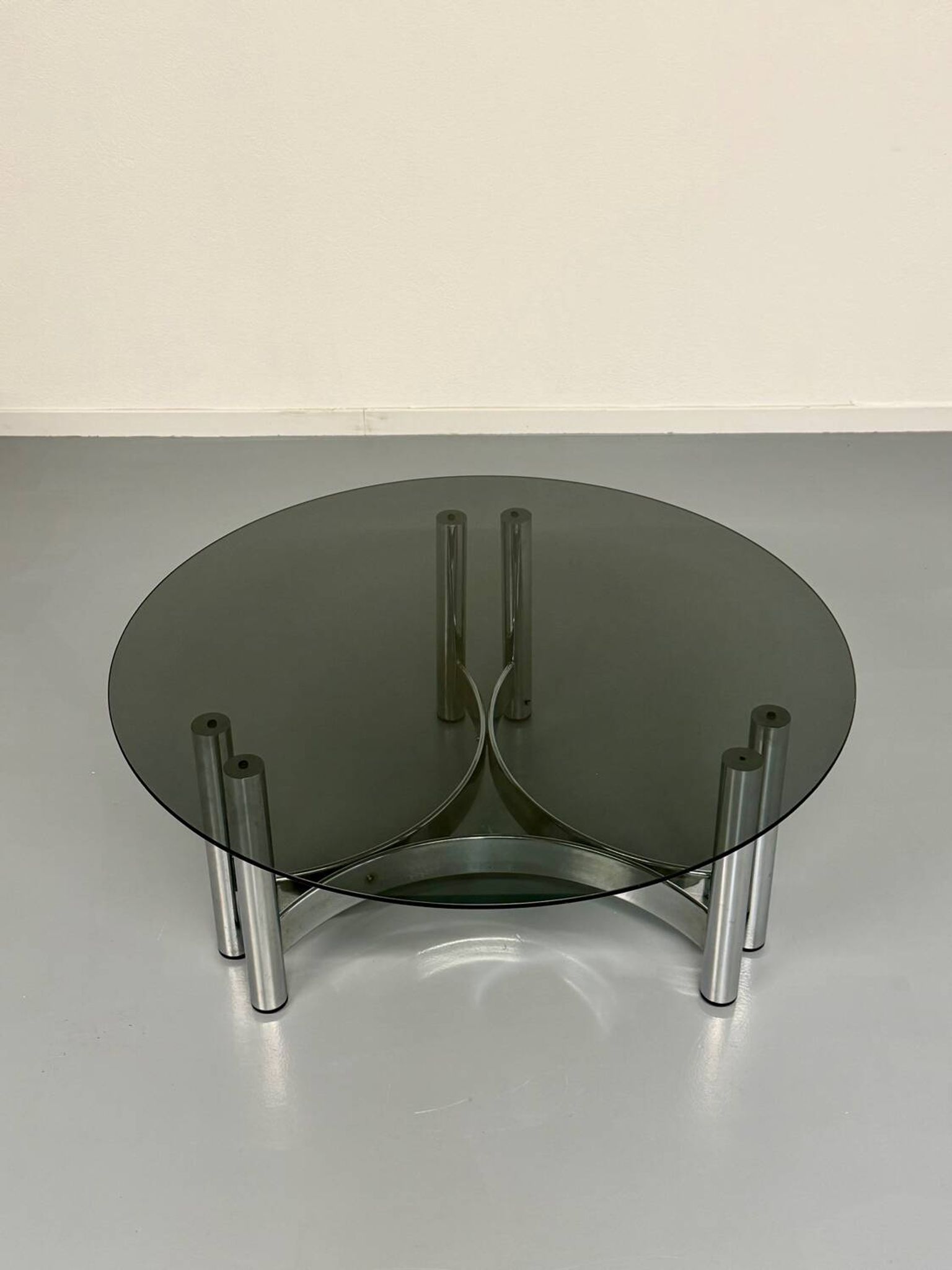 Round coffee table in smoked glass and chrome steel, 1970s design.