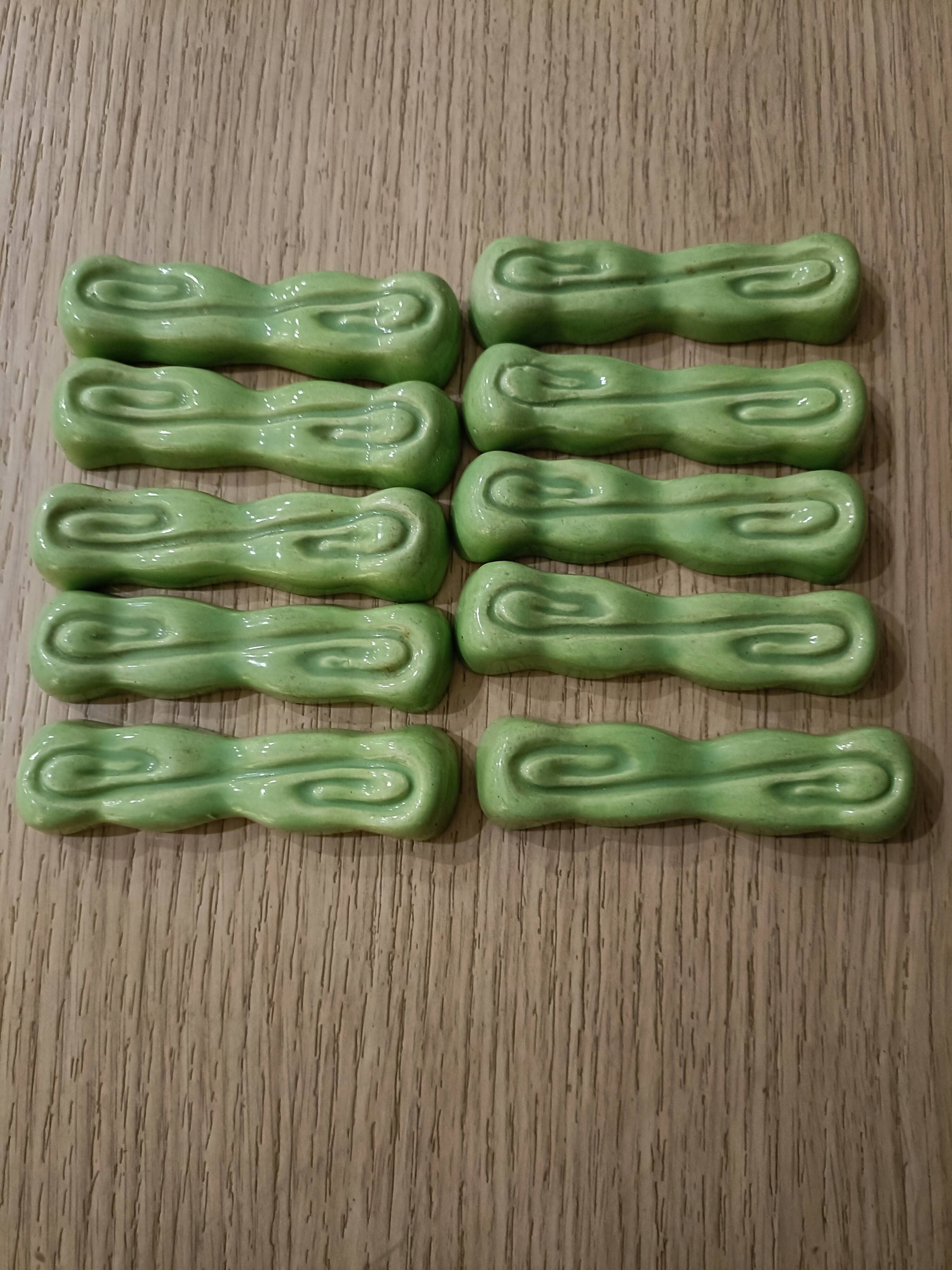 Dix portes couteaux verts céramique