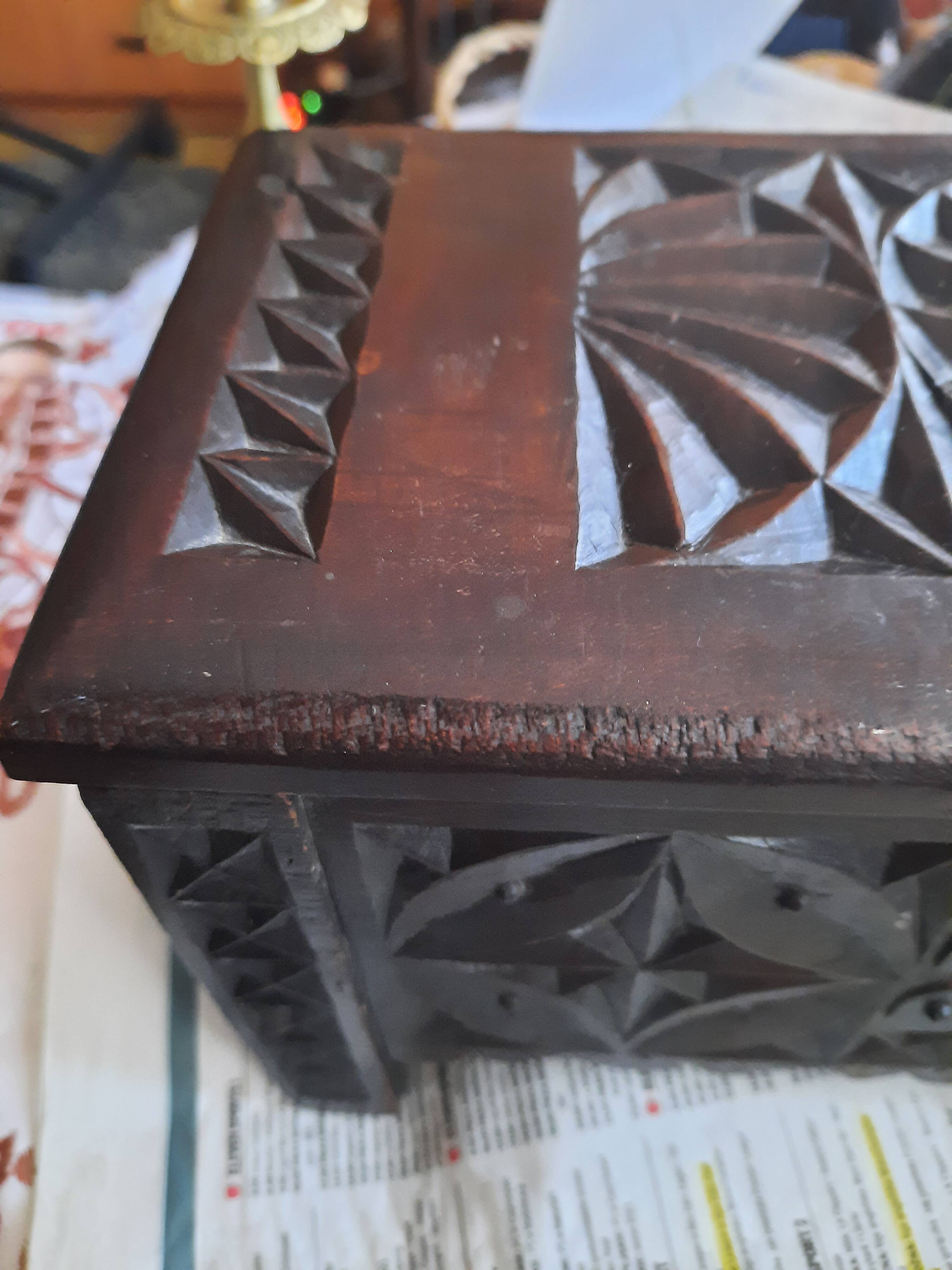 Coffret en bois sculpté