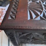 Coffret en bois sculpté