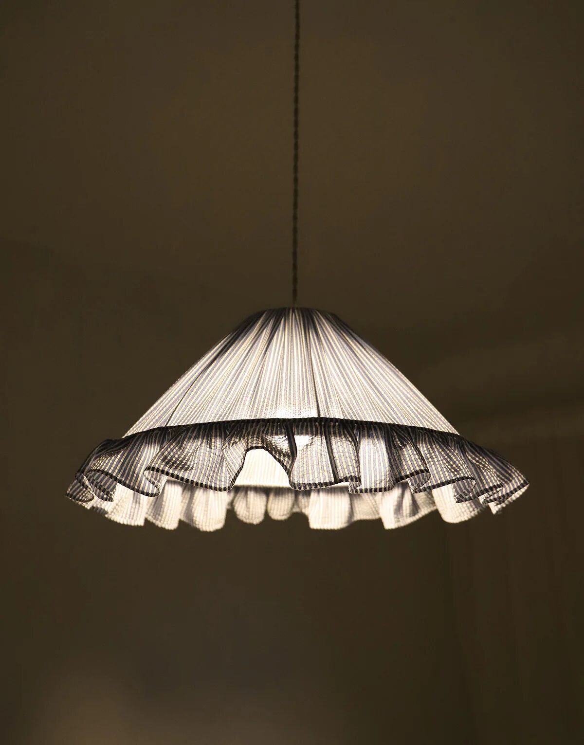 Conical suspension with fine stripes and Emilia "marina" shade.