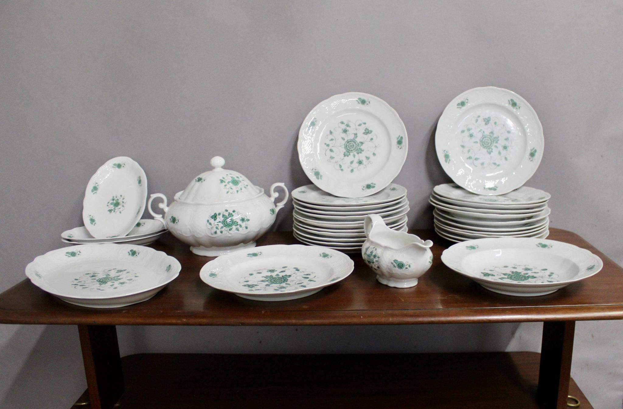 Seltmann Weiden Bavaria 31-Piece Porcelain Dinnerware Set