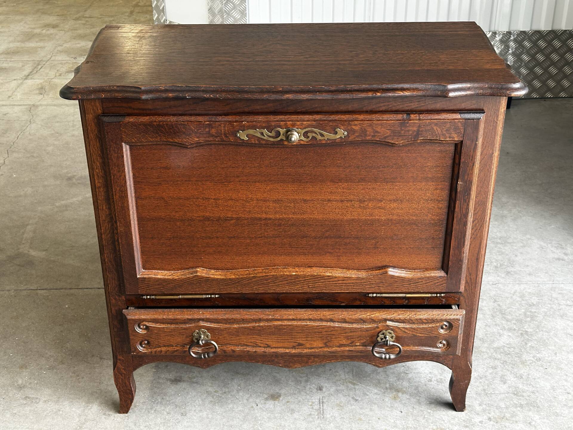 Petite commode en chêne à abattant – Mid-Century