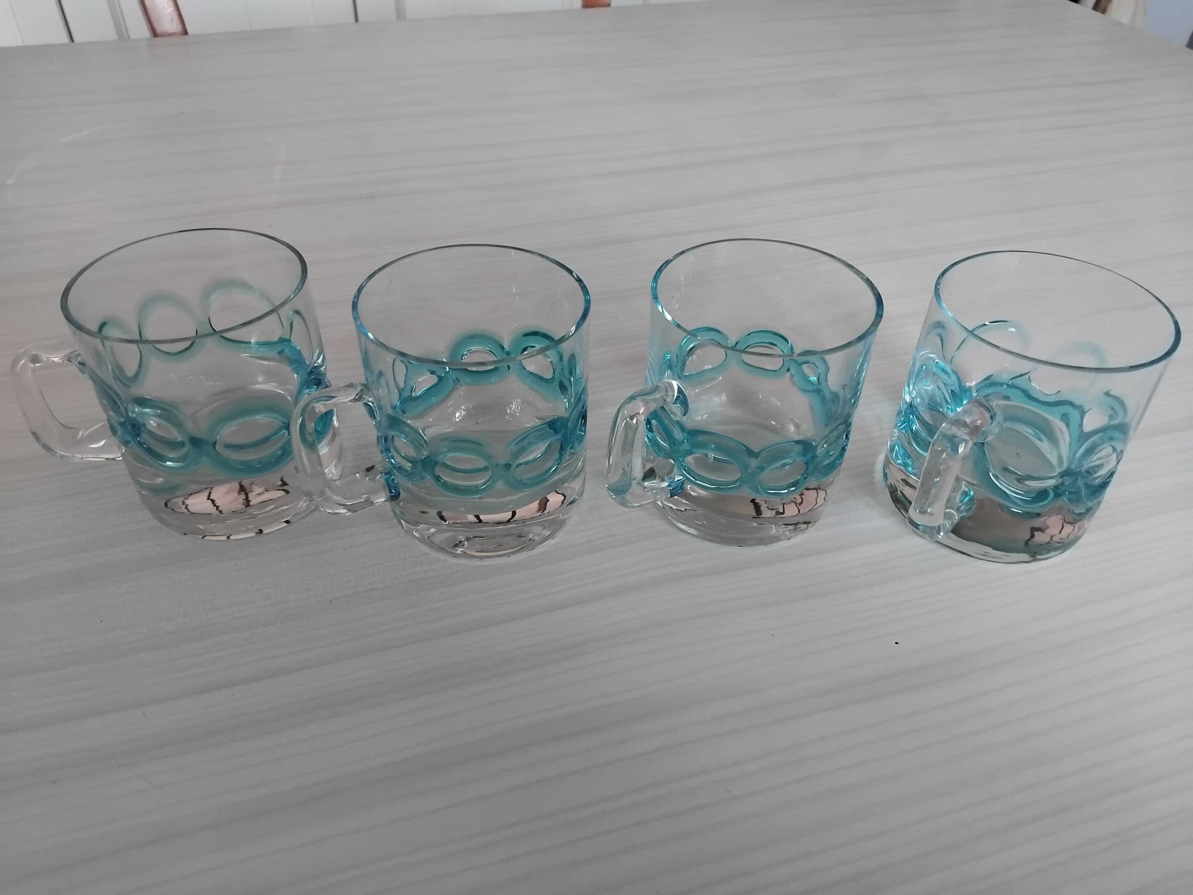 4 tasses vintage. Bleu turquoise
