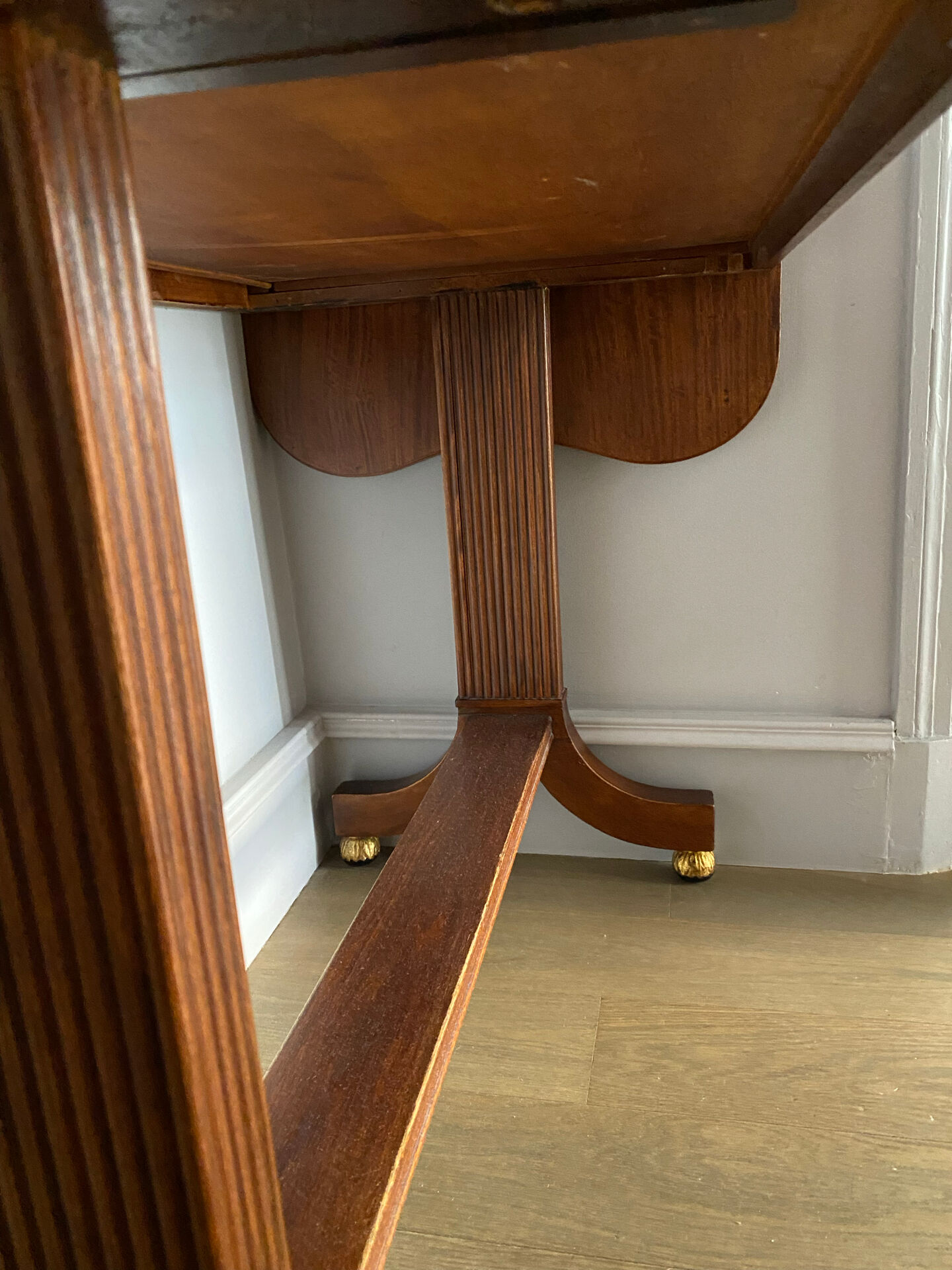 Bureau vendu / Table d'appoint de style Empire en acajou avec tiroir.