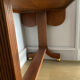 Bureau vendu / Table d'appoint de style Empire en acajou avec tiroir.